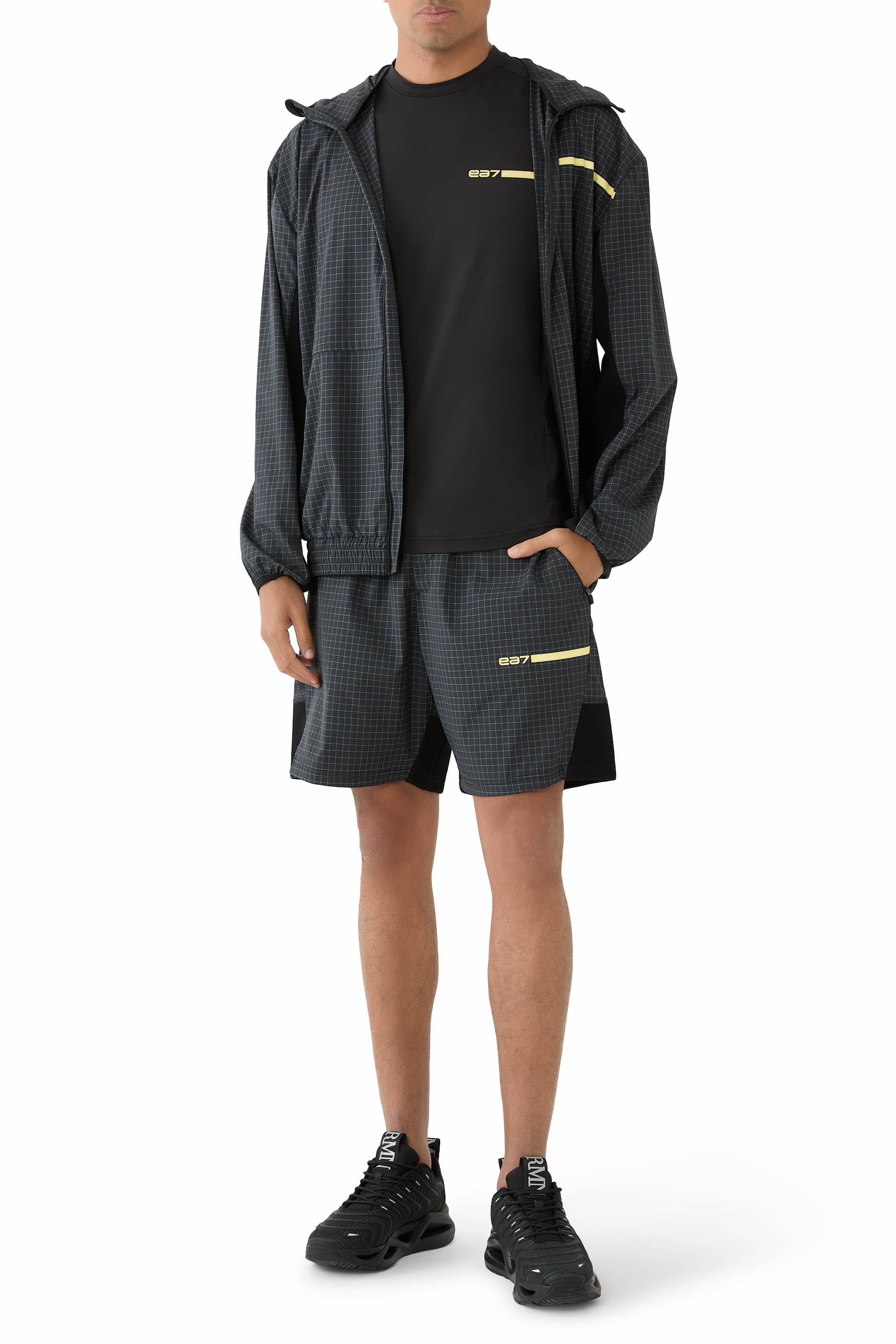 تيشيرت مزين بشعار الماركة