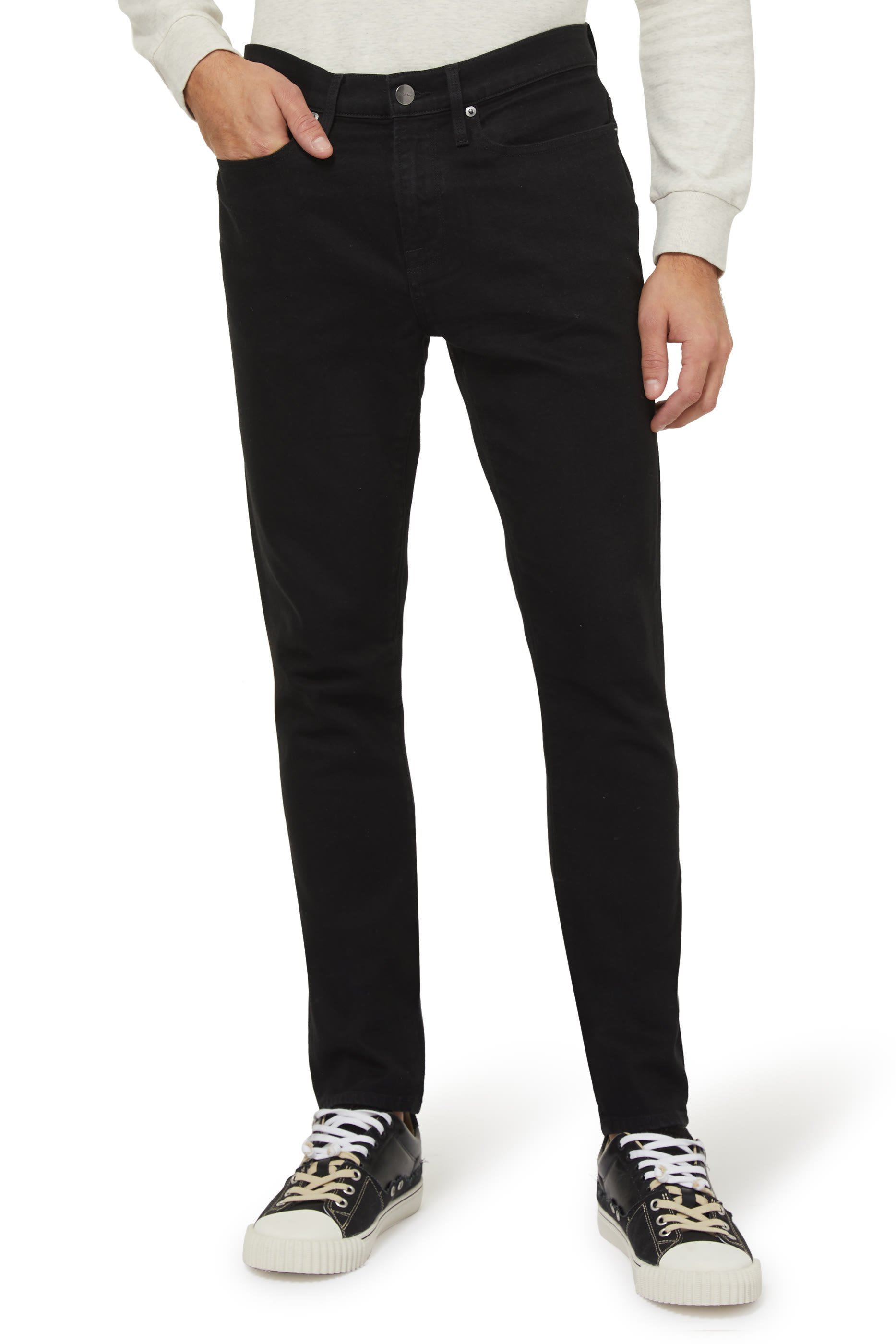 بنطال جينز بقصة سكيني ضمن تشكيلة لوم