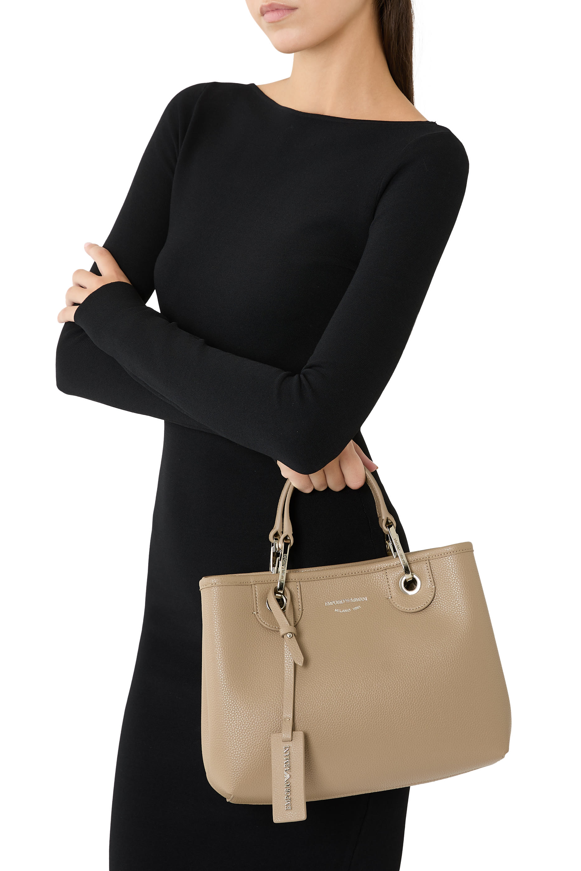 حقيبة يد مزينة بشعار الماركة