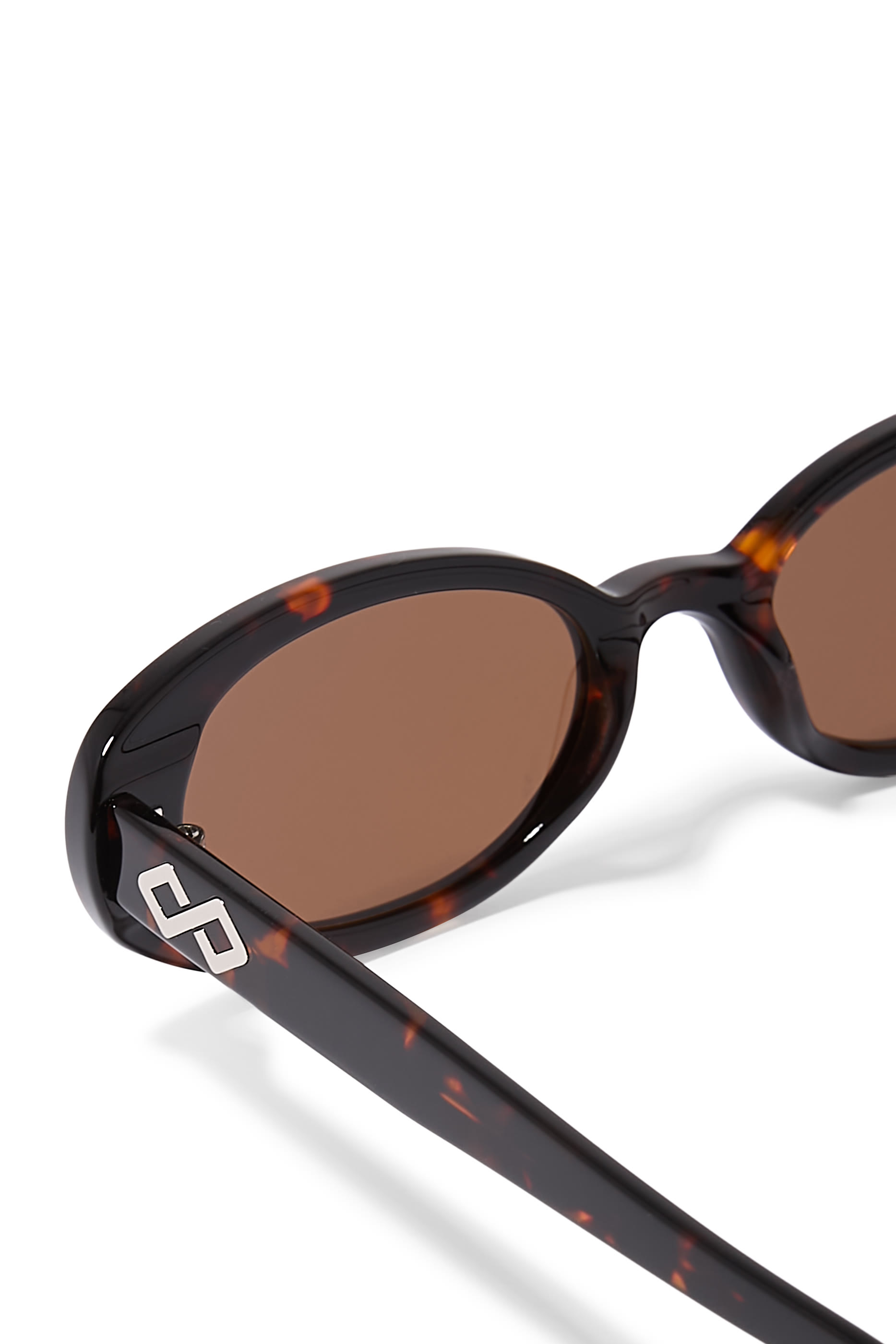 نظارة شمسية اوليفيا بإطار بيضاوي معدن وأسيتات