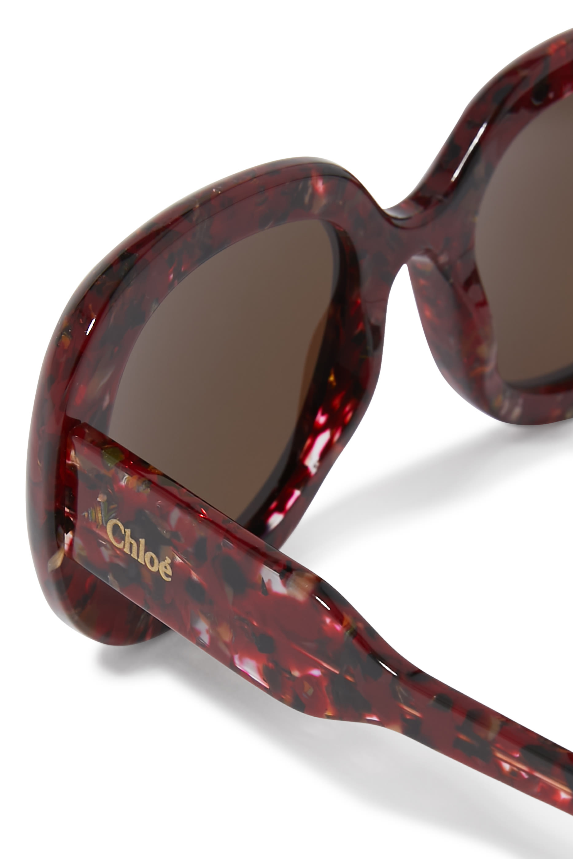 نظارة شمسية بإطار مستدير وشعار الماركة