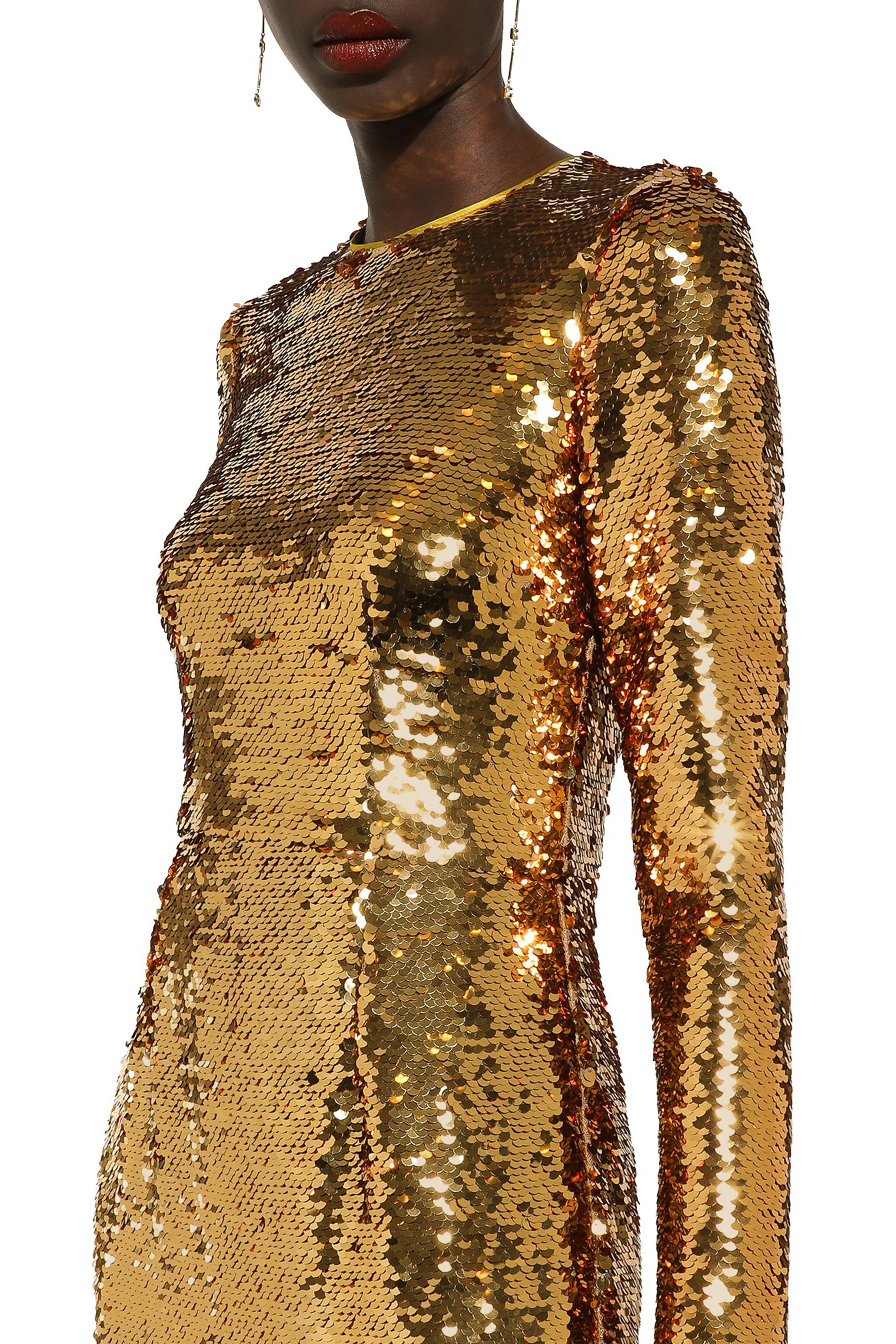 فستان بقصة حورية البحر مطرز بالترتر