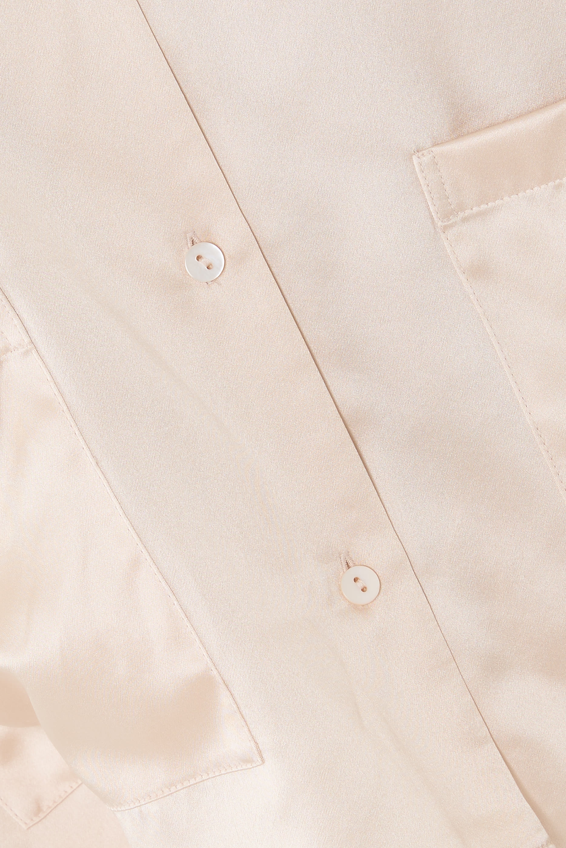 طقم بيجامة بأكتاف منخفضة وجيوب حرير