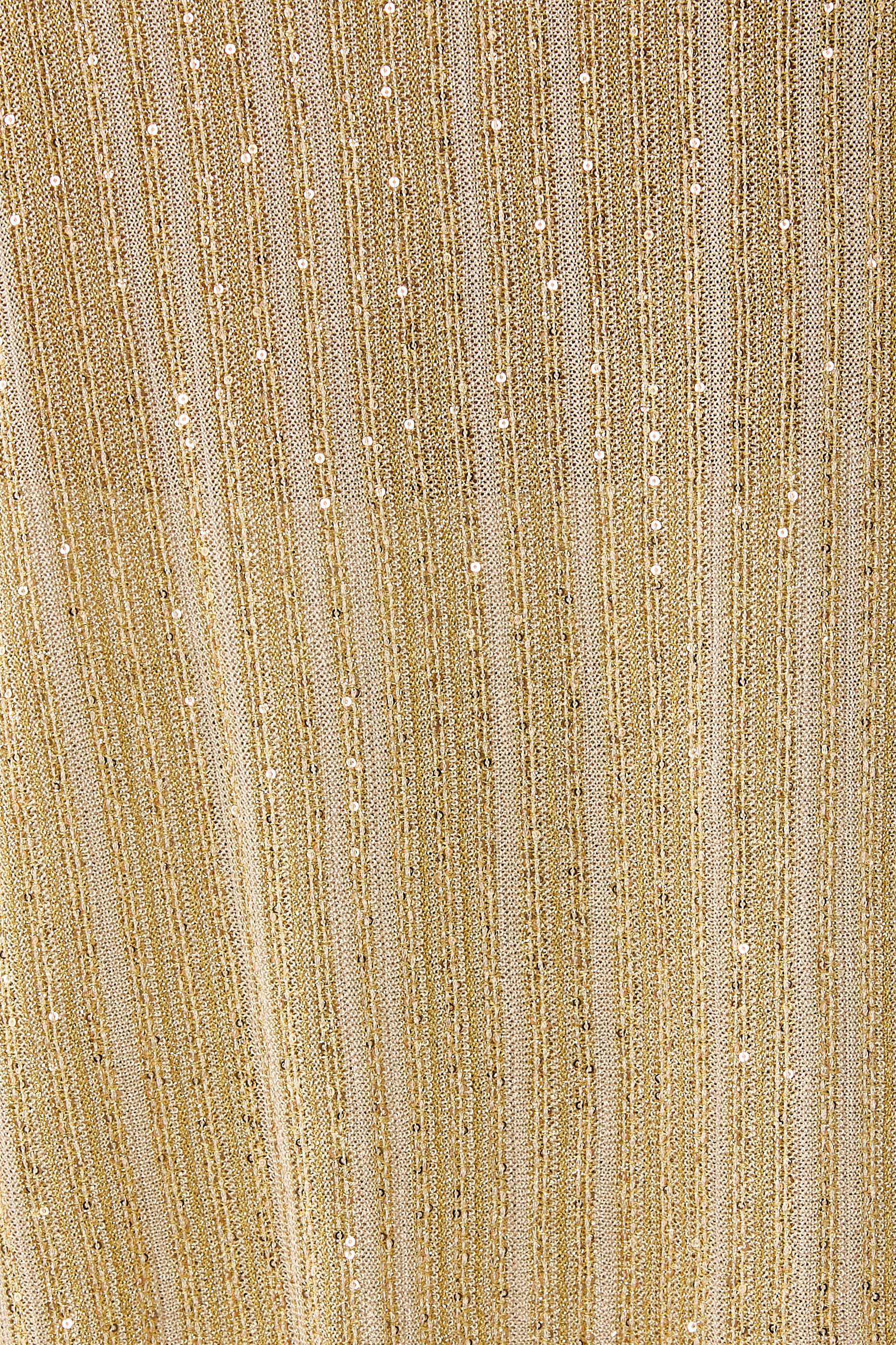 بلوزة بفتحة وخيوط لامعة