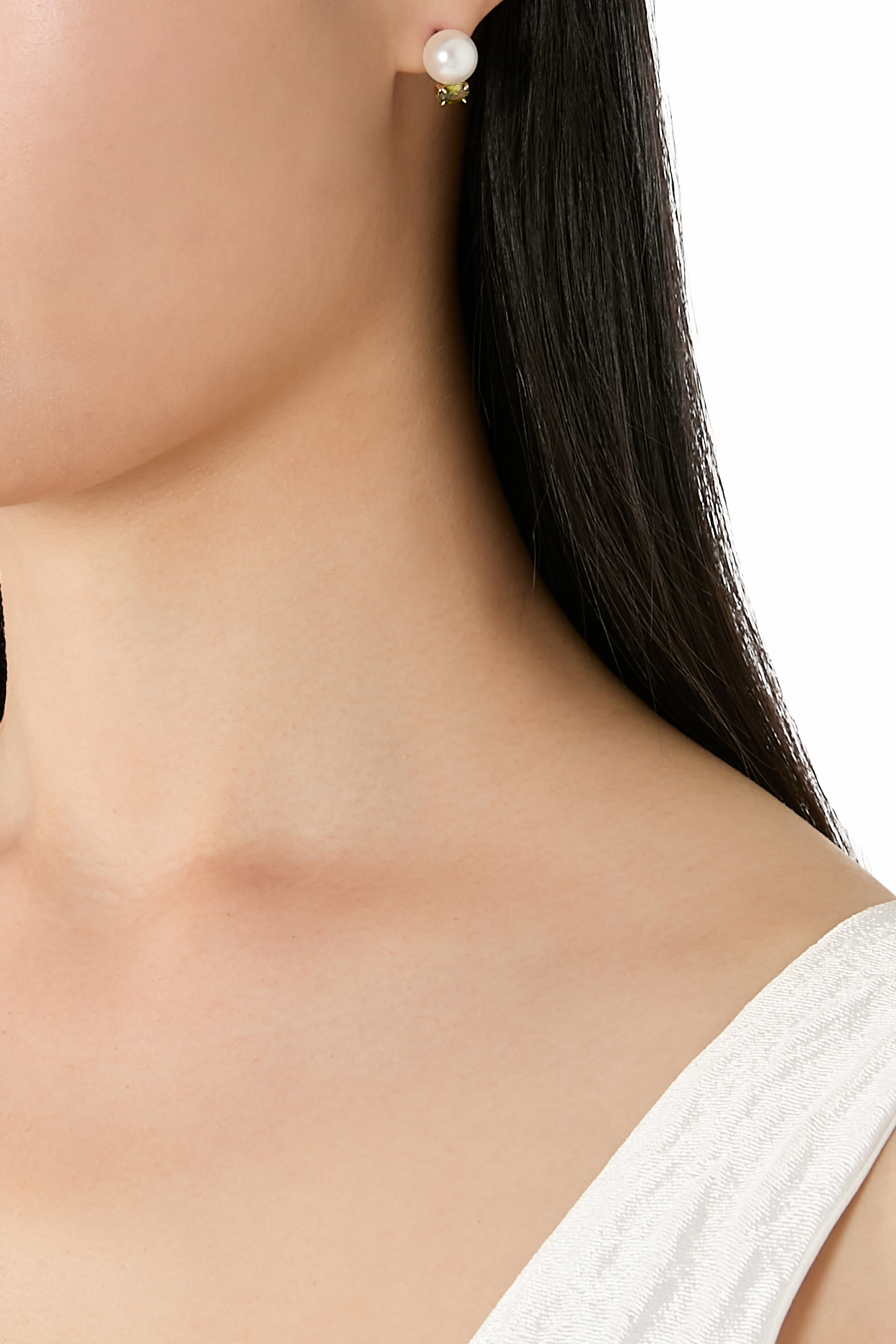 أقراط مزينة بلؤلؤ مياه عذبة وأحجار زبرجد، فضة إسترلينية