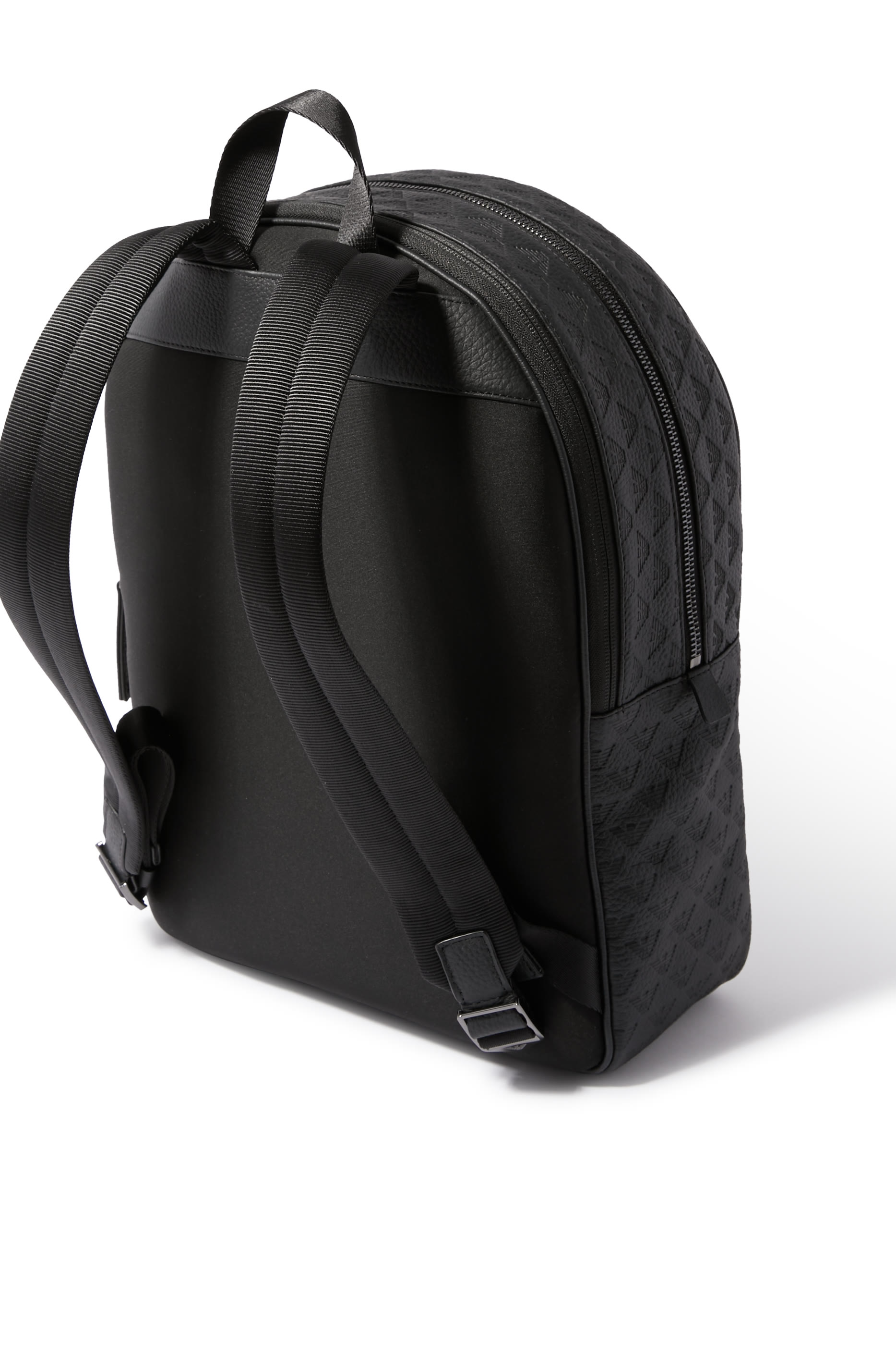 حقيبة ظهر مزينة بالكامل بشعار الماركة بتصميم محفور جلد