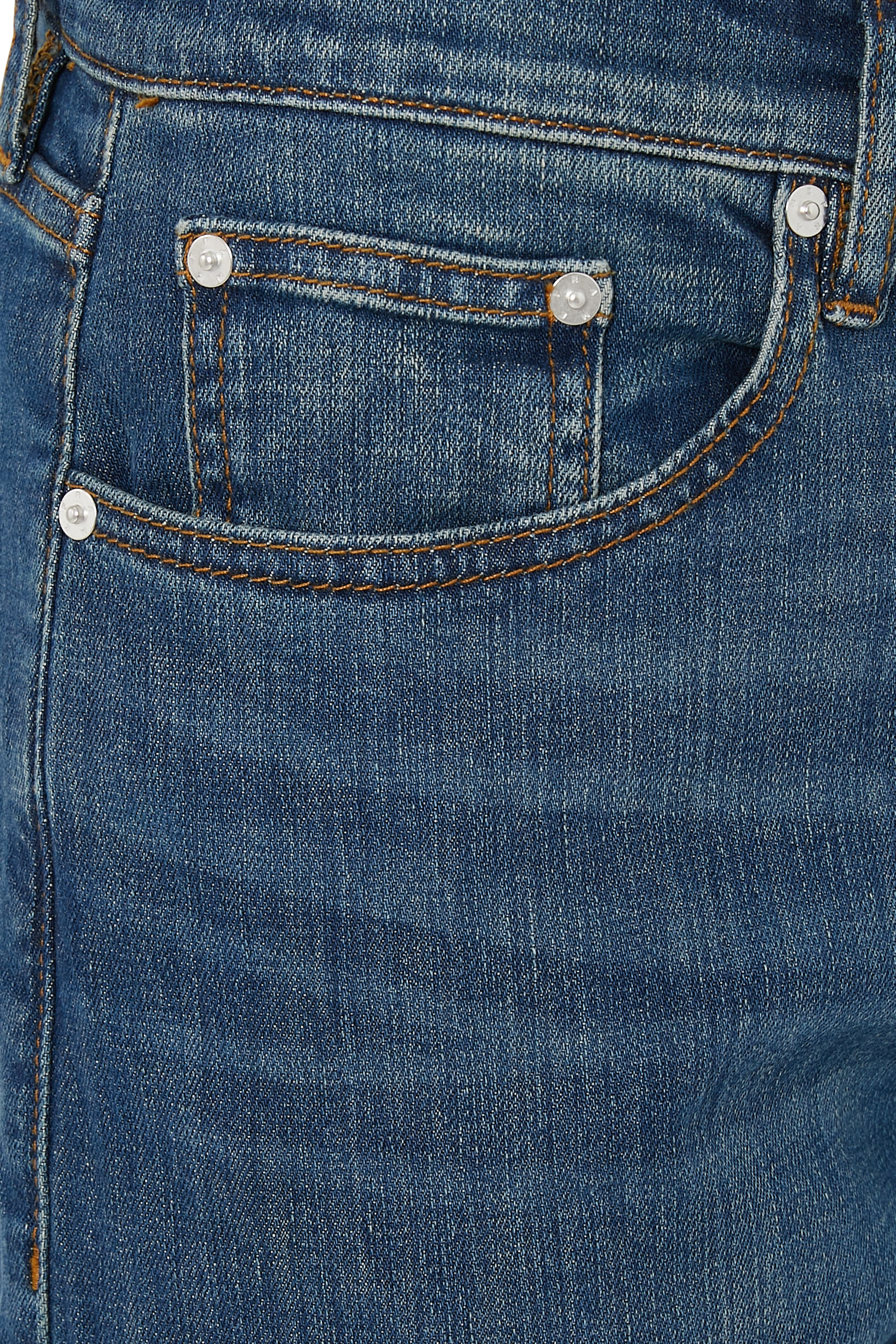 بنطال جينز مودرن بقصة ساق مستقيمة