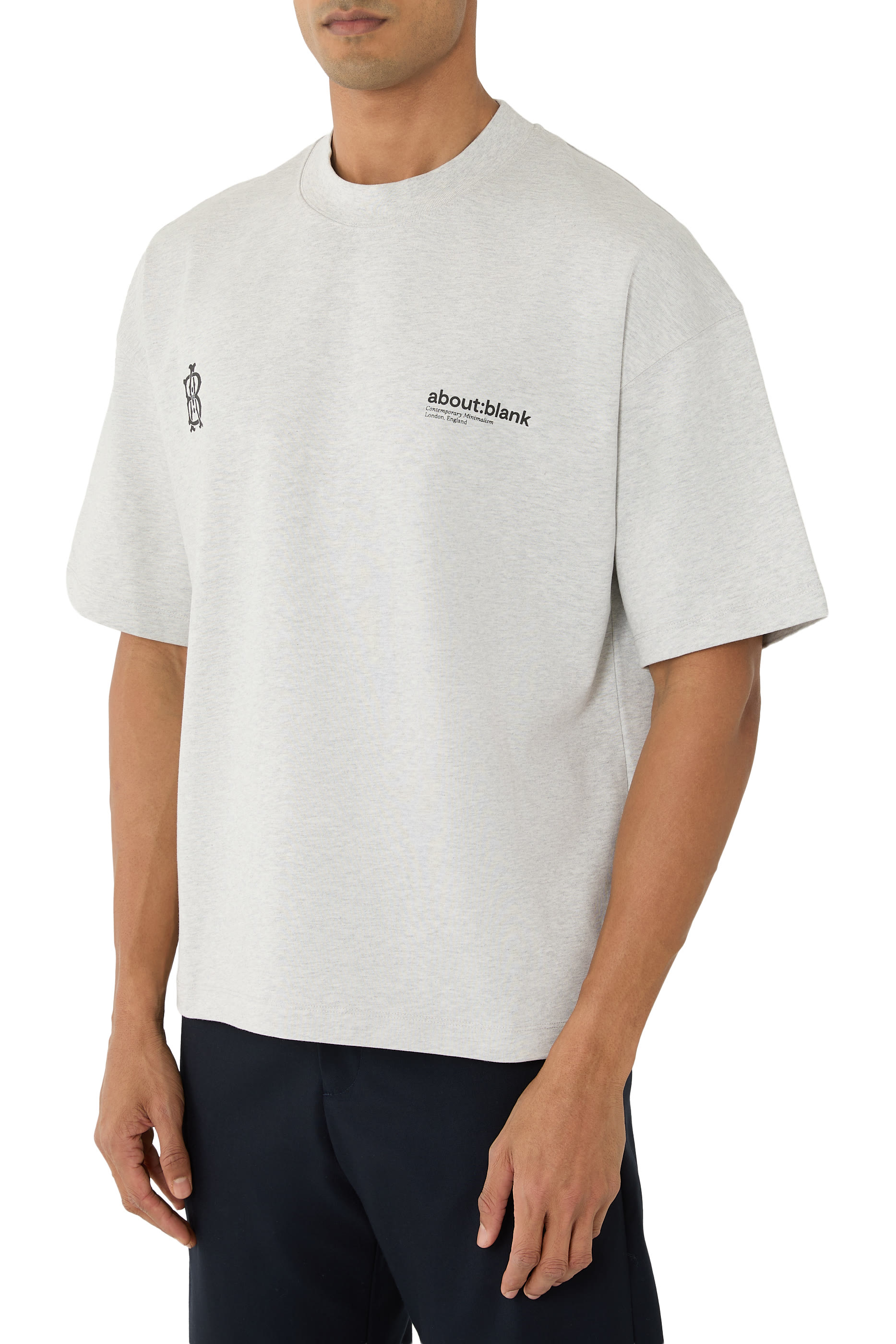 تي شيرت بطبعة مزدوجة لشعار الماركة