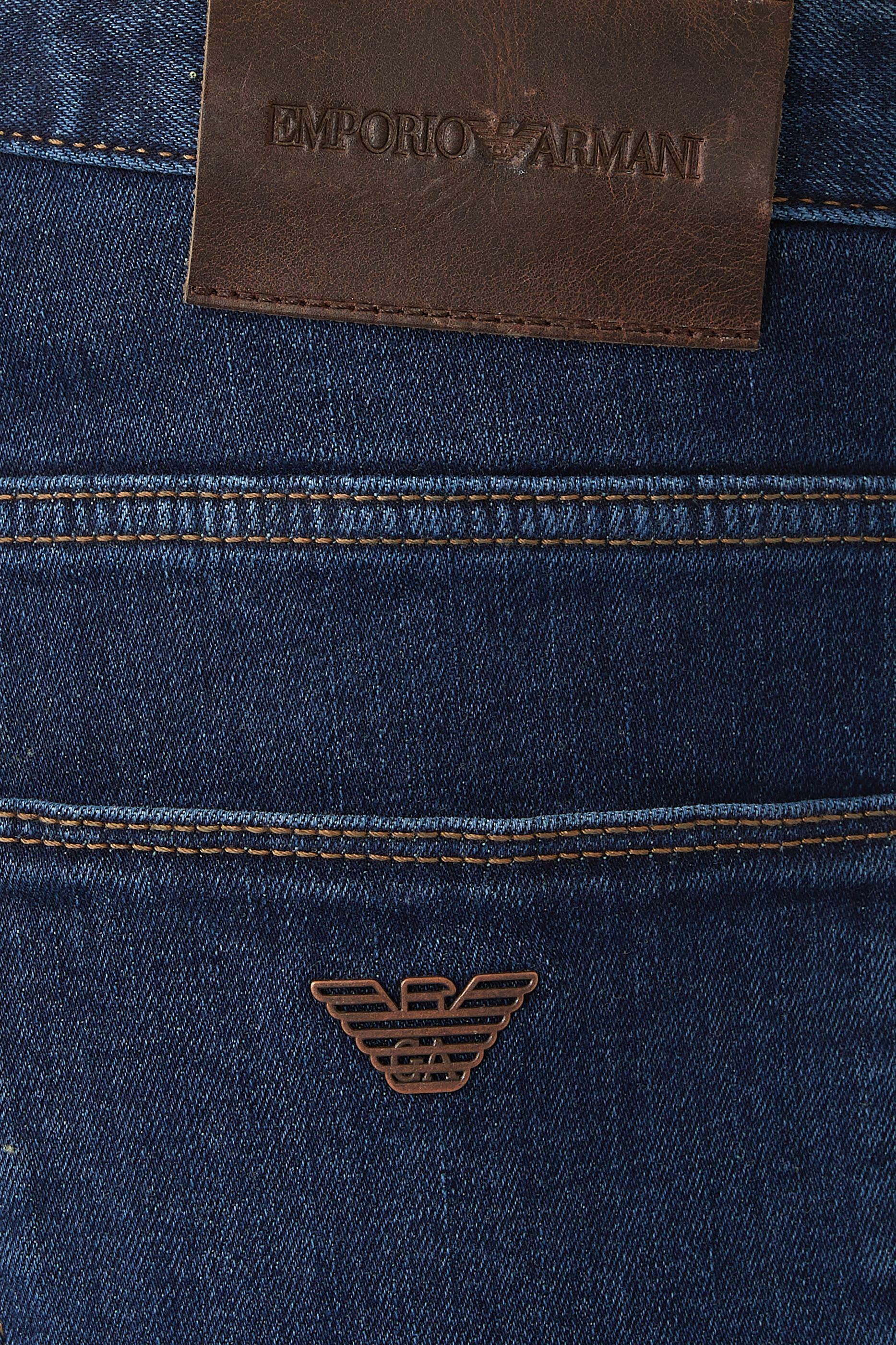 بنطال جينز بقصة ضيقة