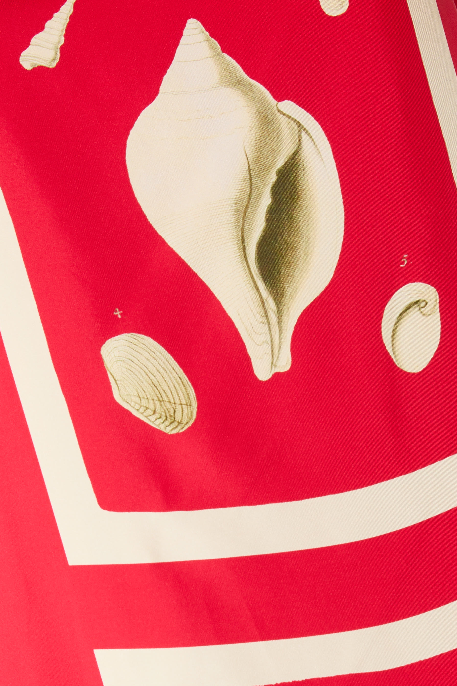 فستان بنقشة أصداف غرافيكية