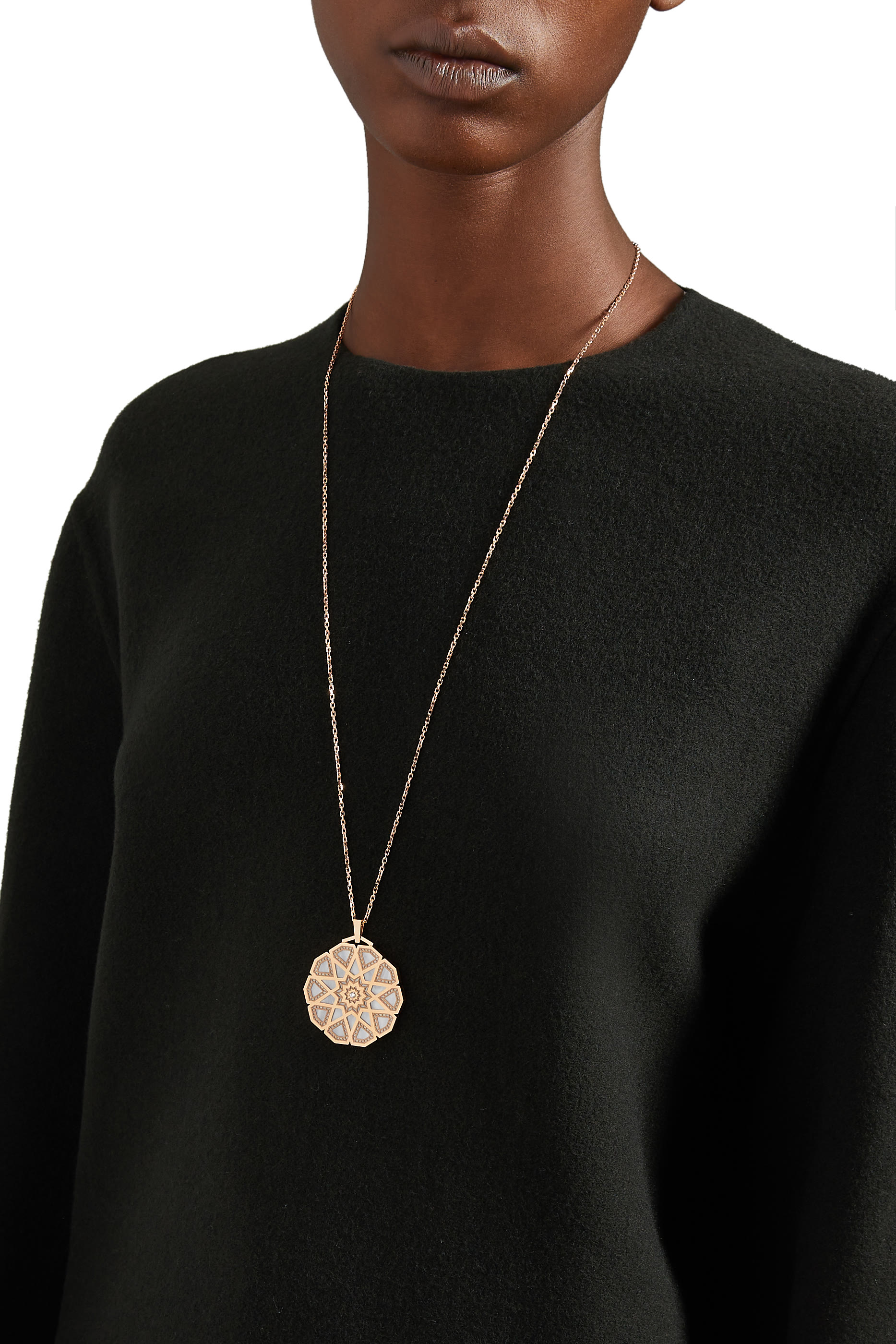 قلادة كلاسيك تراث بدلاية دائرية مرصعة بالماس، ذهب وردي عيار 18