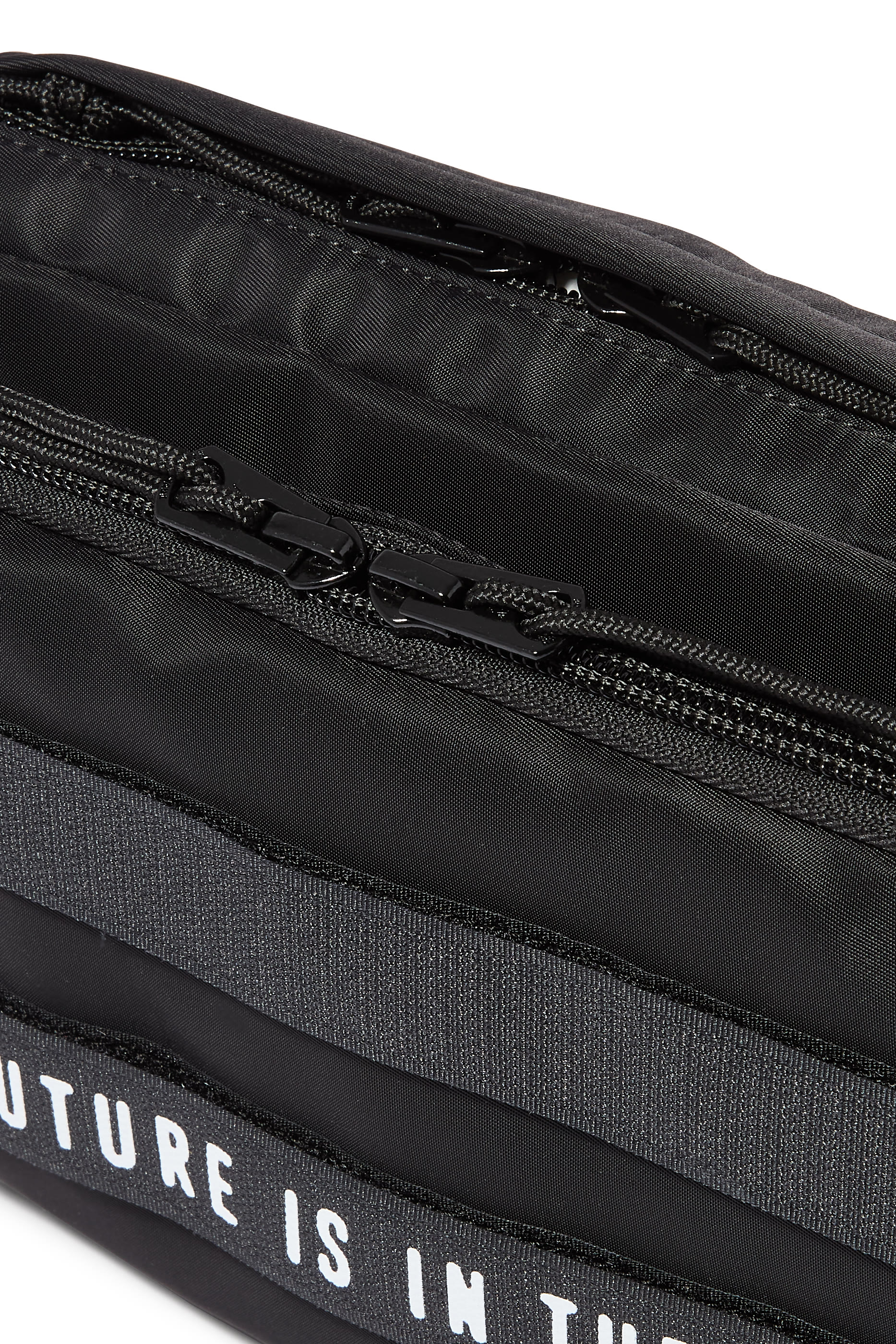 حقيبة صغيرة بطابع عسكري