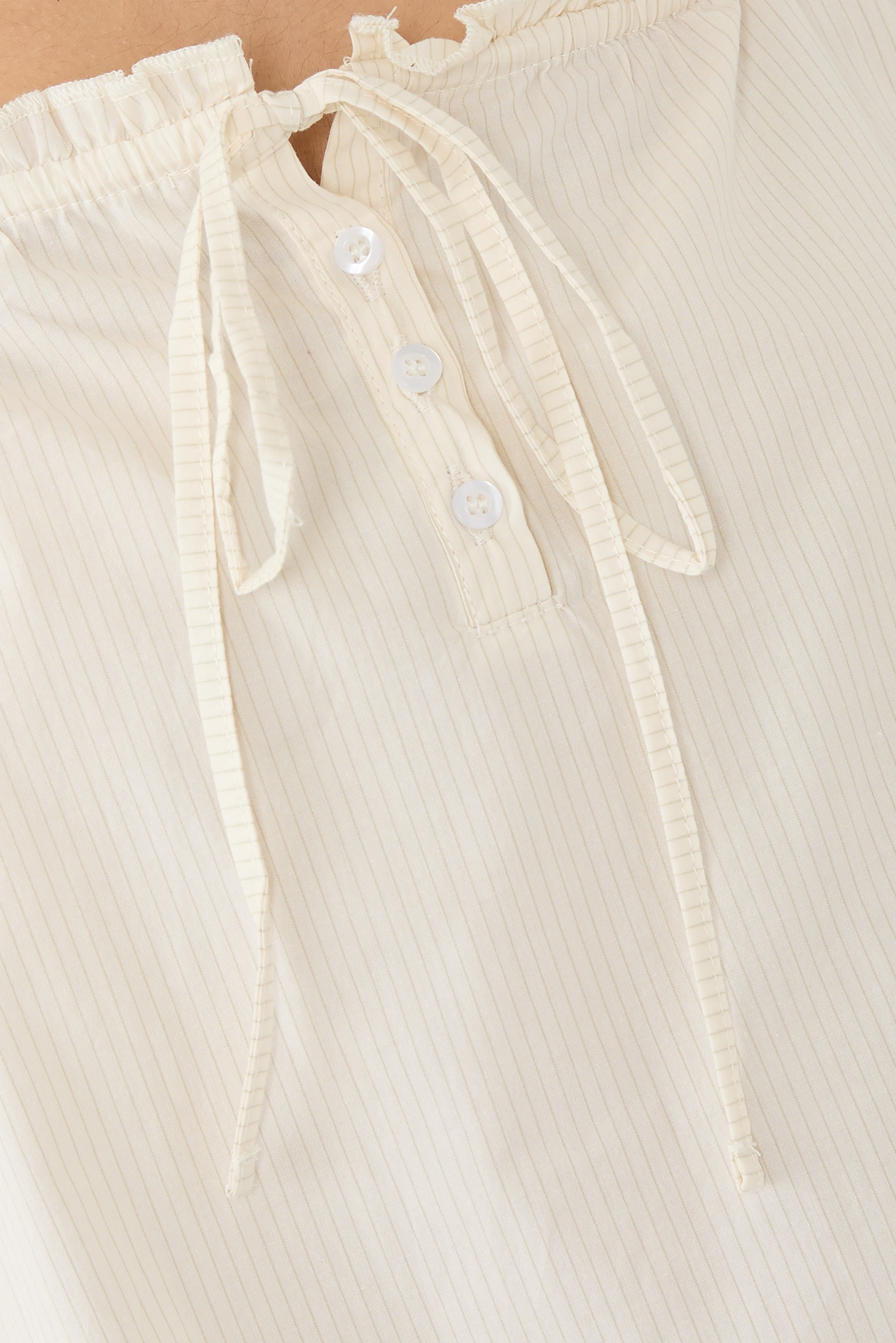 فستان قصير بصف أزرار مزين بكشكش