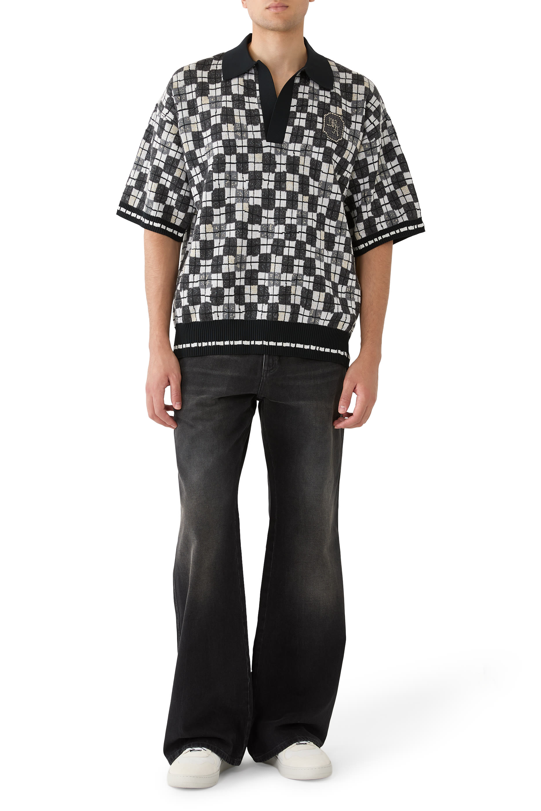 بنطال جينز بقصة واسعة من الأسفل