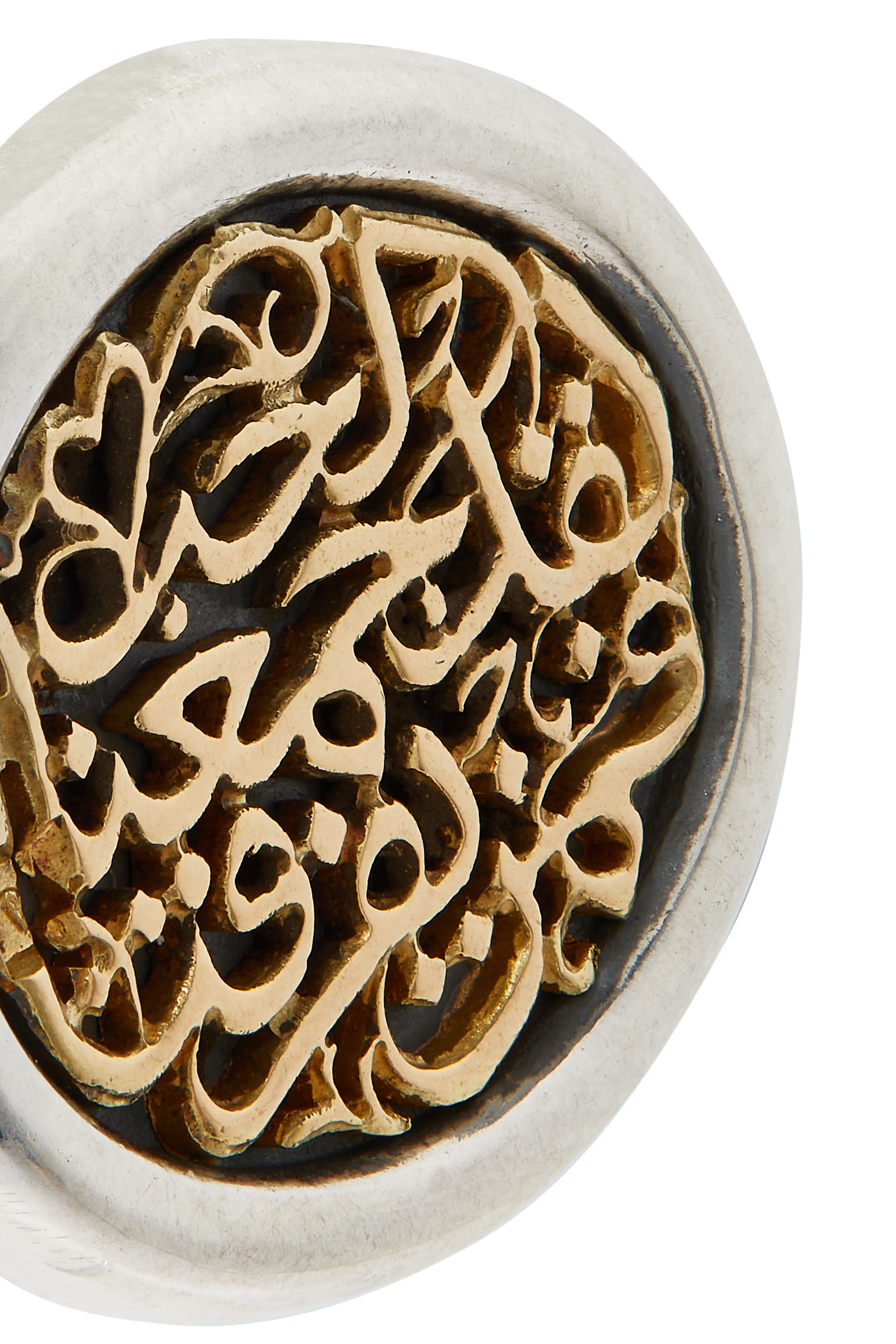 أقراط مزخرفة بكلمات حب