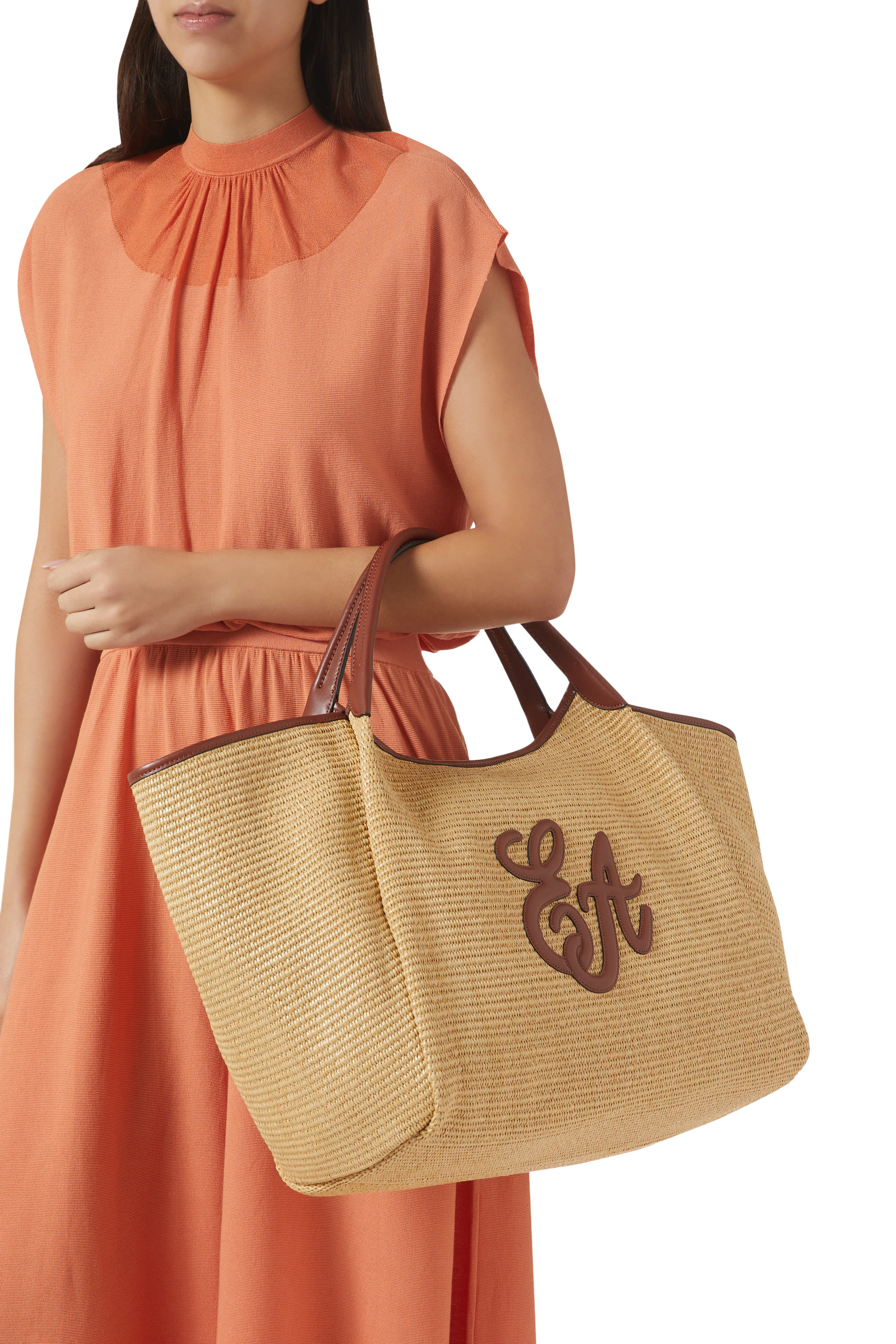 حقيبة يد كبيرة بتصميم منسوج بشعار الماركة