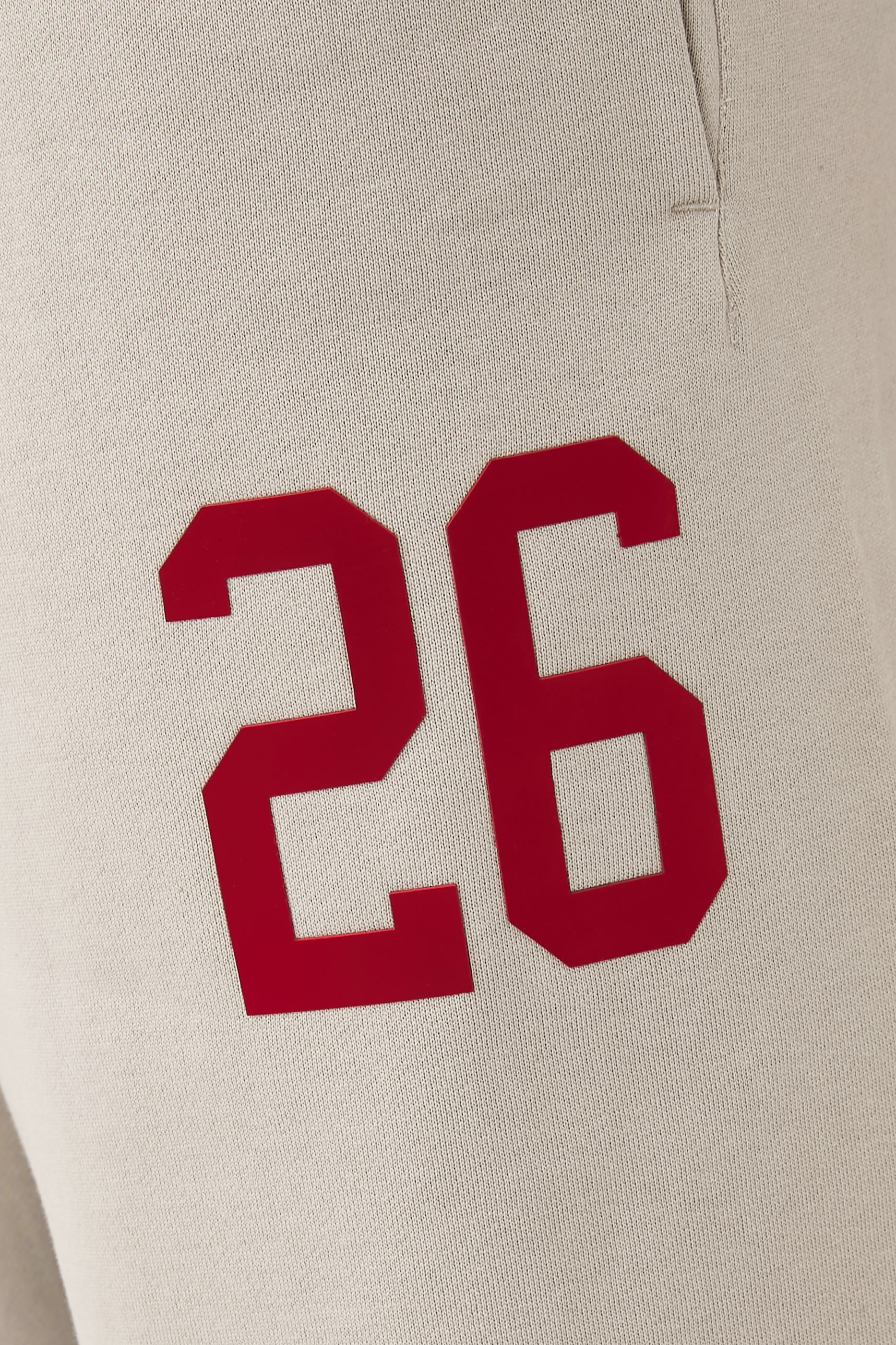 بنطال رياضي بتصميم جامعي