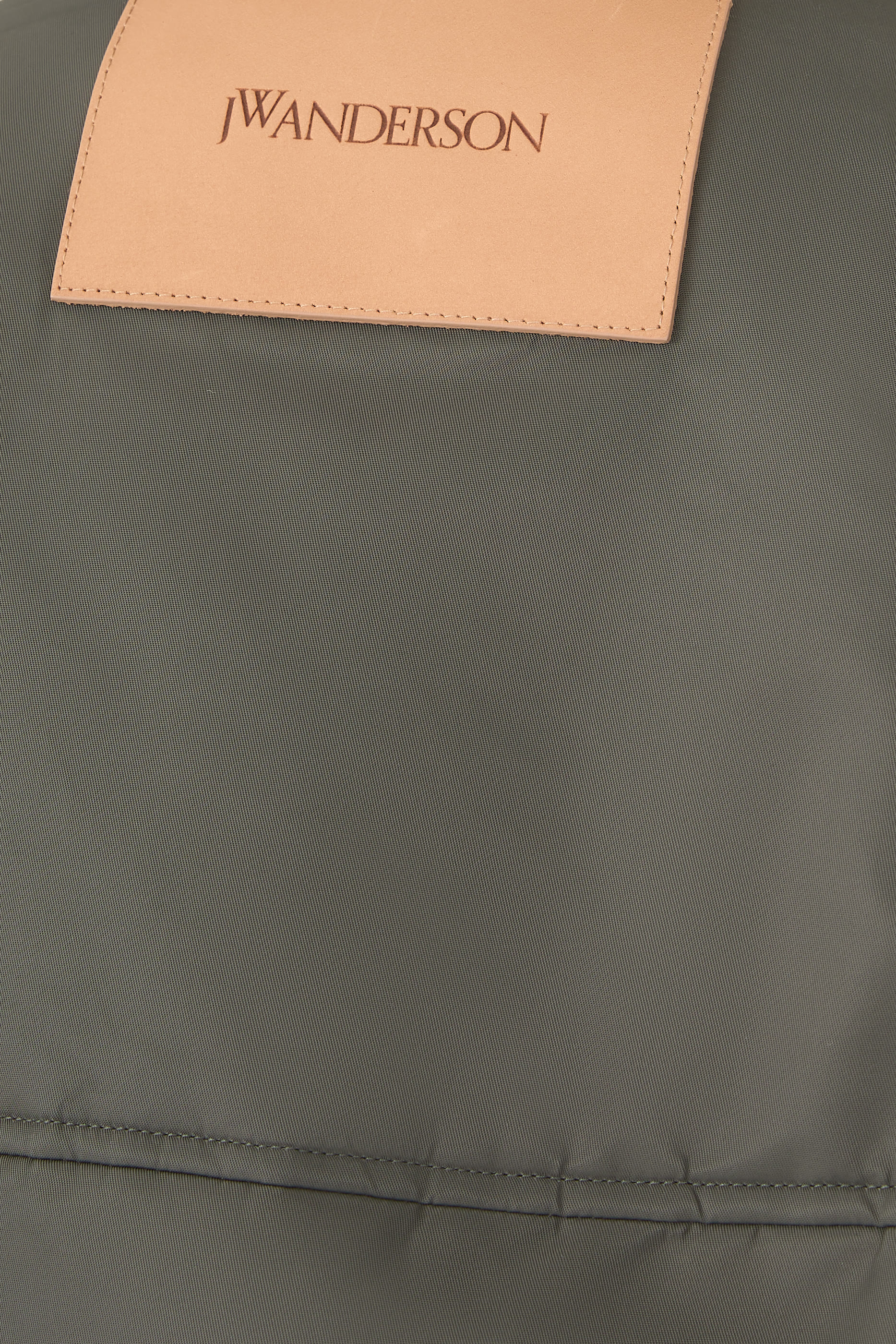 جاكيت بومبر بقصة فضفاضة وحافة مقوسة