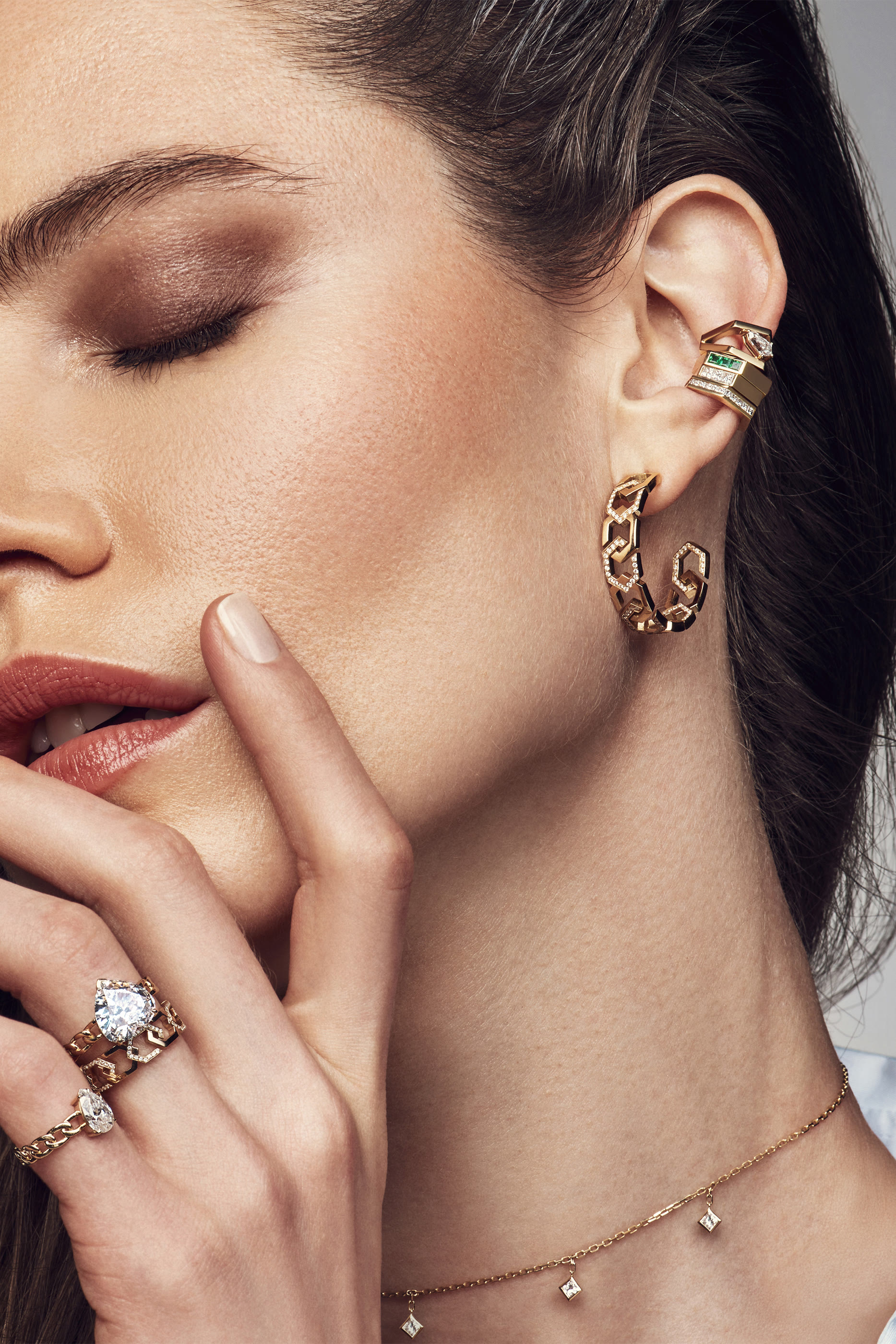 أقراط دائرية متوسطة إنفينيتي بتصميم عريض مرصعة بالماس، ذهب أصفر عيار 18