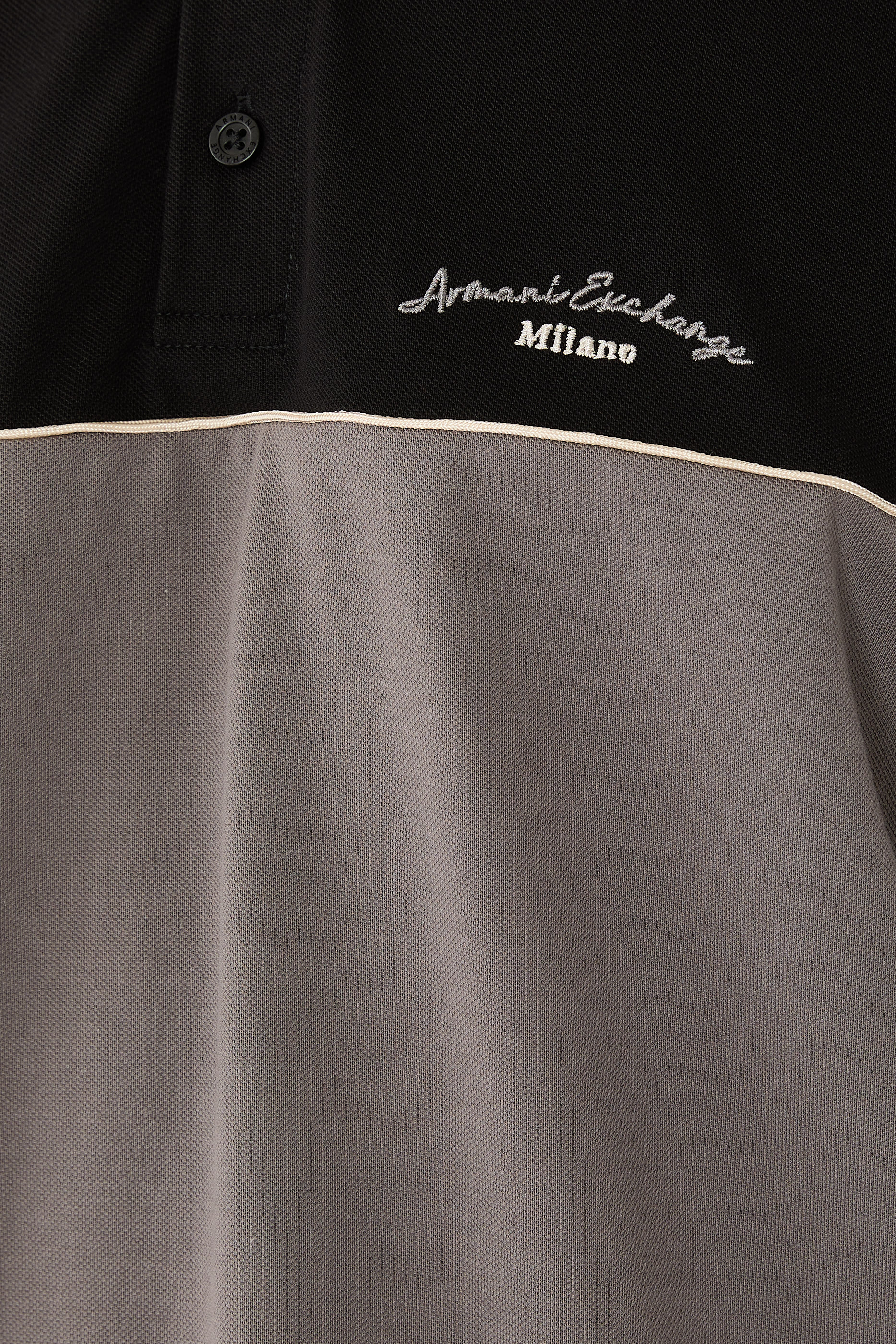  قميص بولو بلونين وقصة عادية