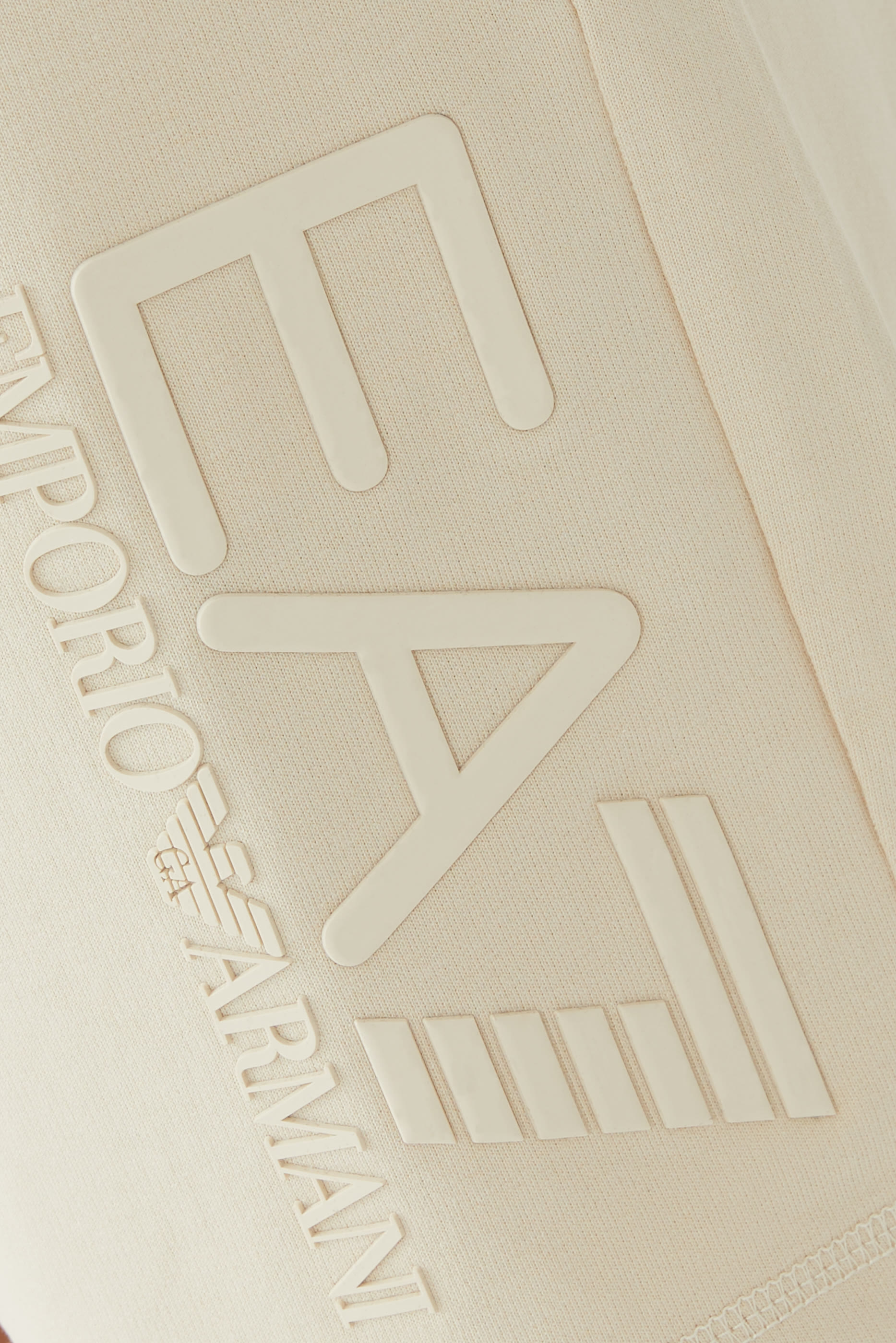 شورت بشعار الماركة