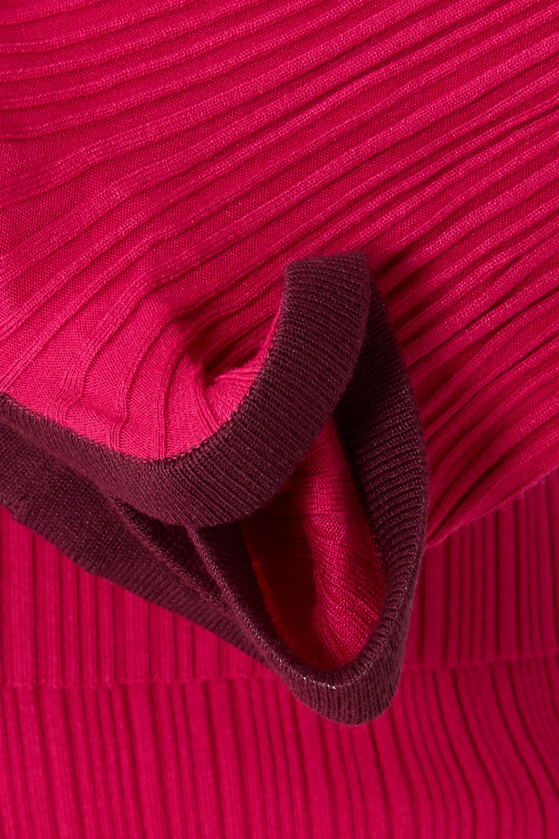 كنزة لولا بياقة عالية وكشكش