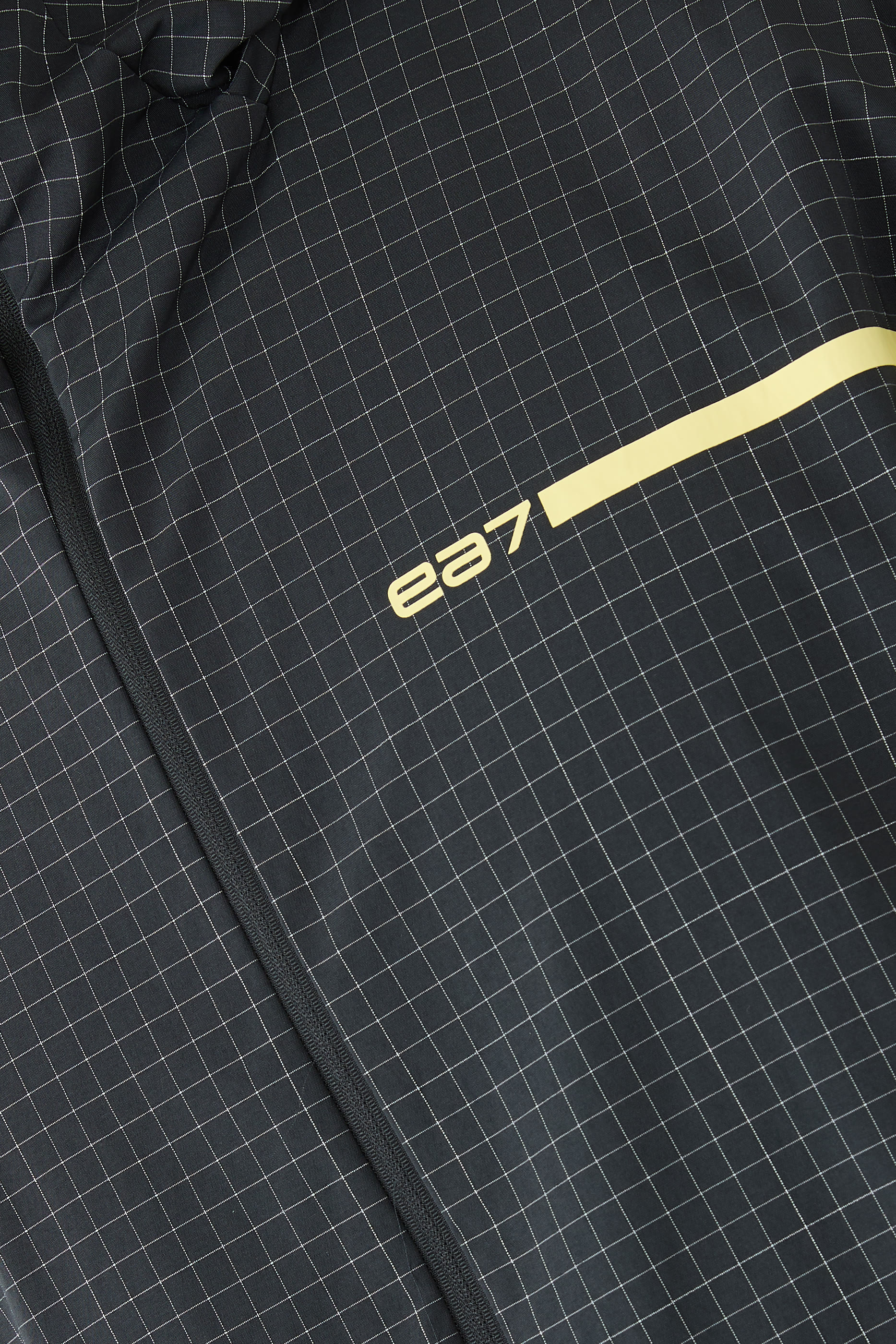 هودي مزين بشعار الماركة