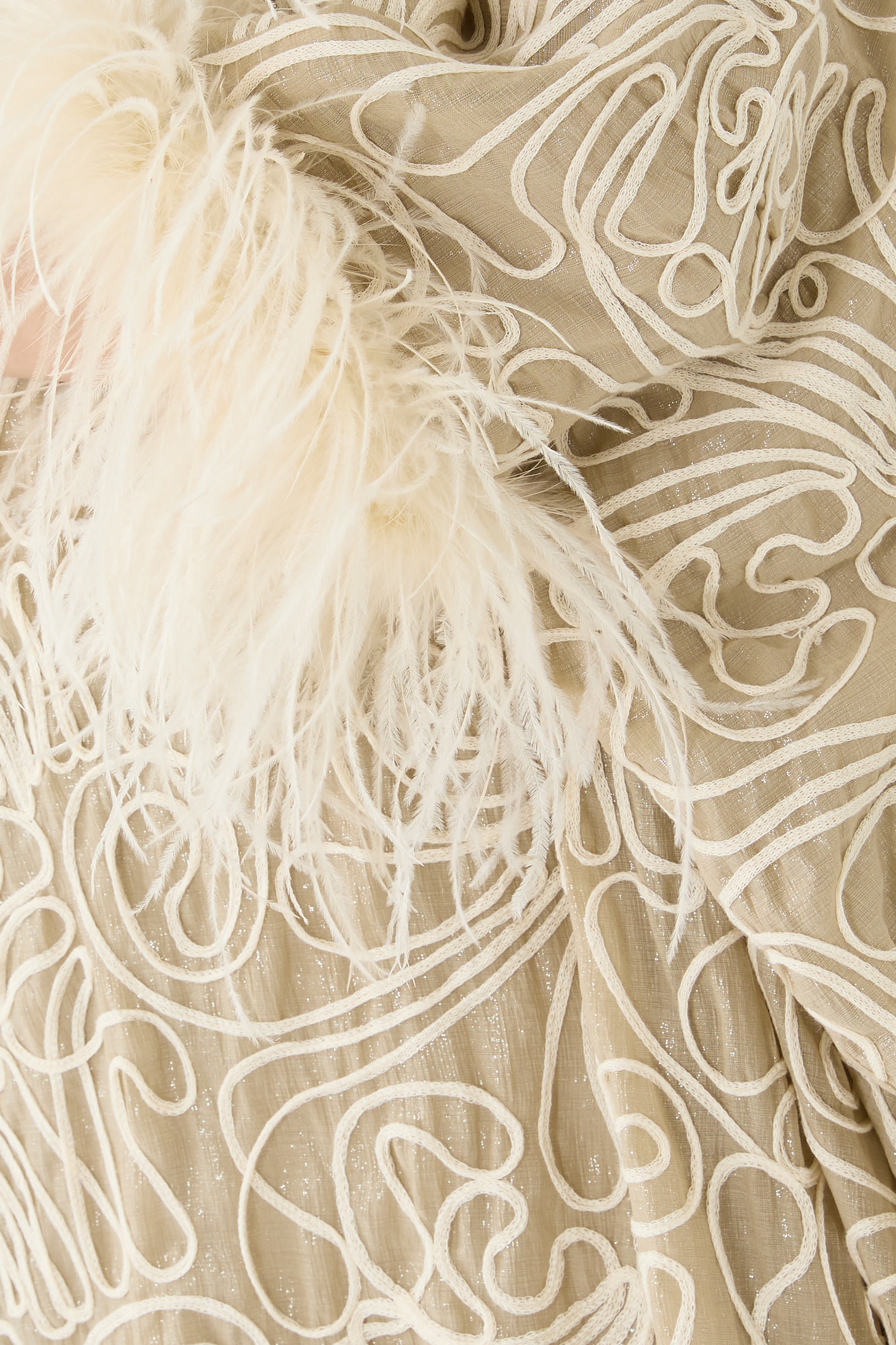 فستان كوكون بتطريز تجريدي مزين بالريش