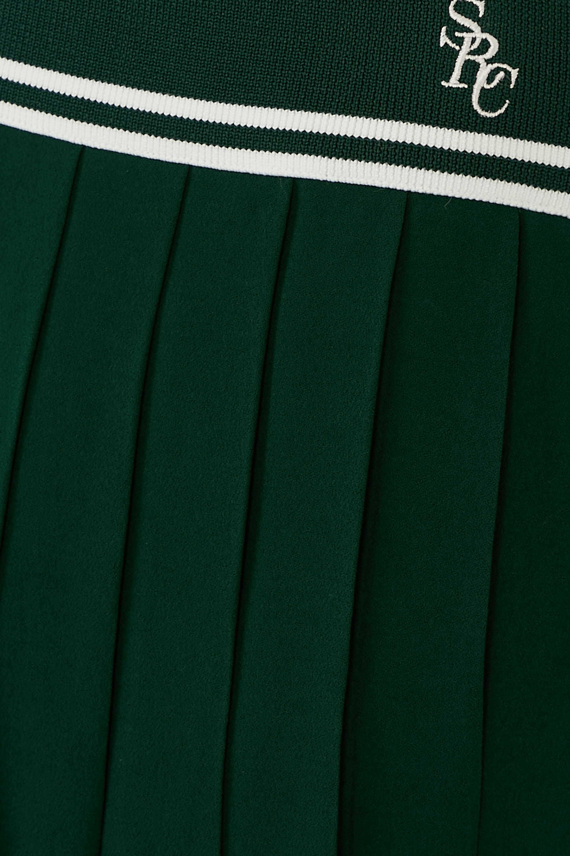 تنورة قصيرة بطيات مزينة بشعار الماركة