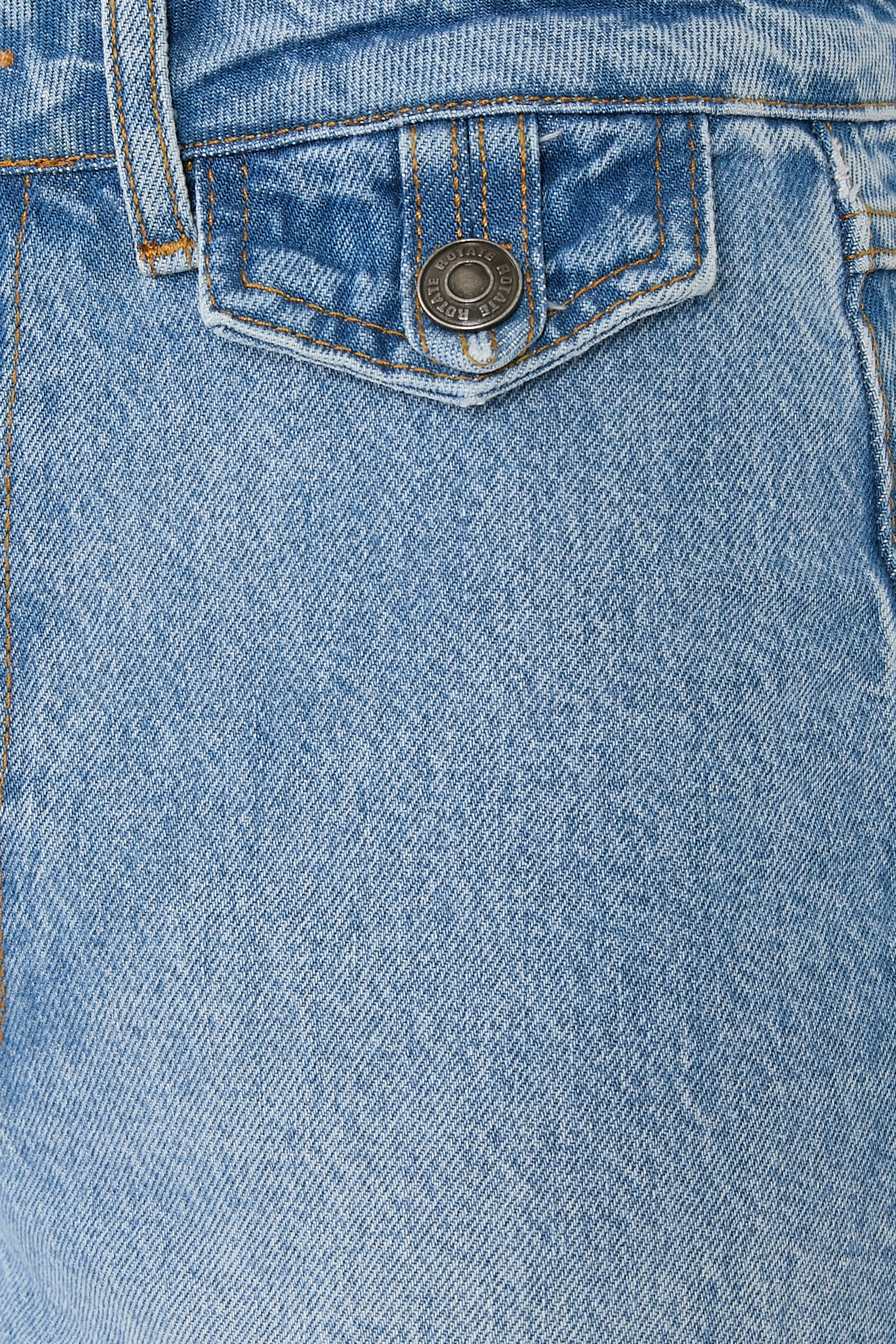 بنطال جينز بقصة ساق واسعة بخصر مرتفع