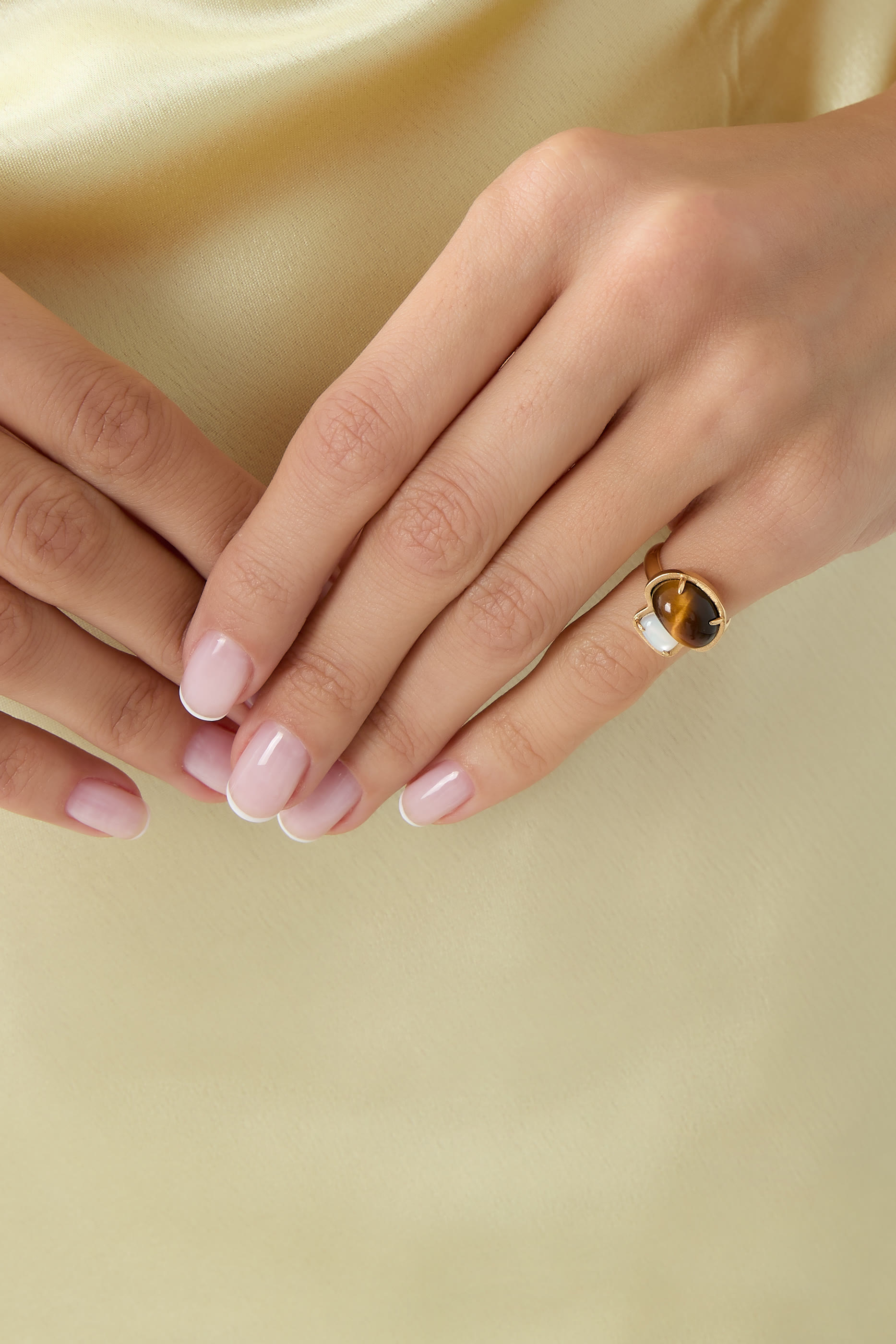 خاتم بتصميم فطر مزين بعرق اللؤلؤ وحجر عين النمر، ذهب أصفر عيار 18 قيراط