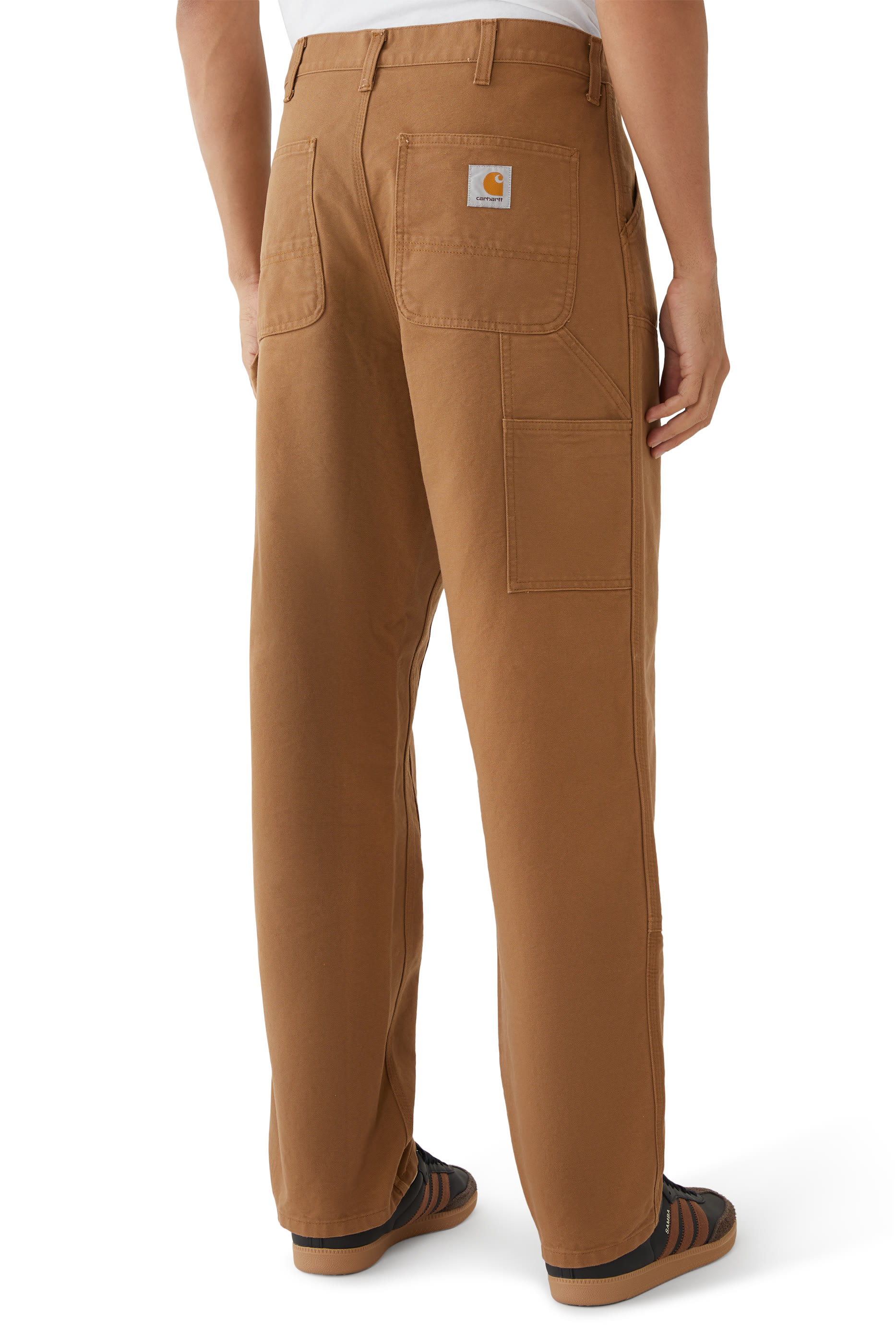 بنطال بطبقة إضافية على الركبتين