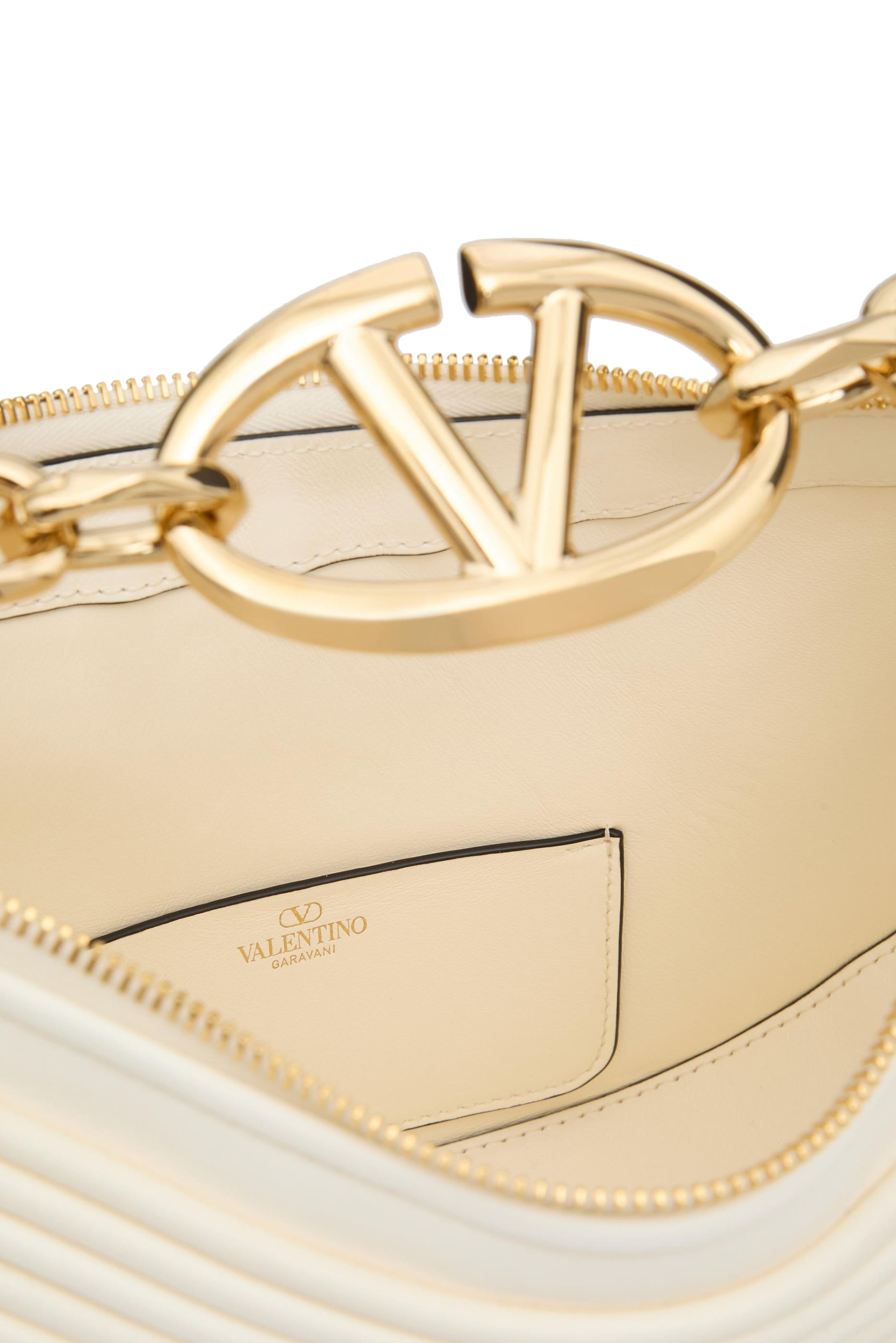 حقيبة هوبو صغيرة بتصميم مقوس وشعار V