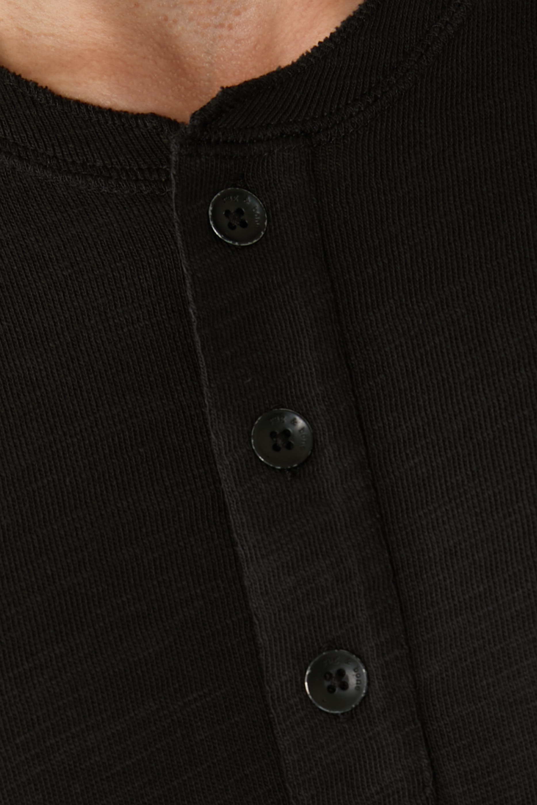 تيشيرت هينلي كلاسيكي بطبعة لهب