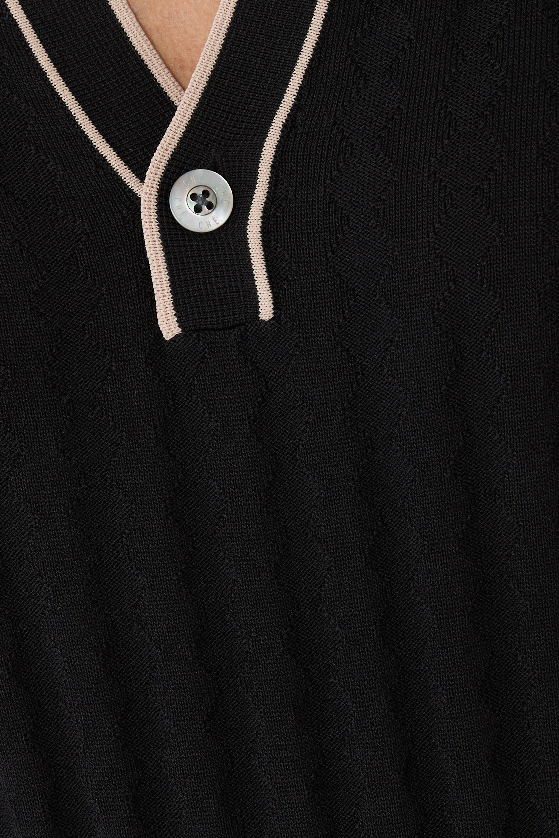 قميص بولو سكوتي بياقة مفتوحة