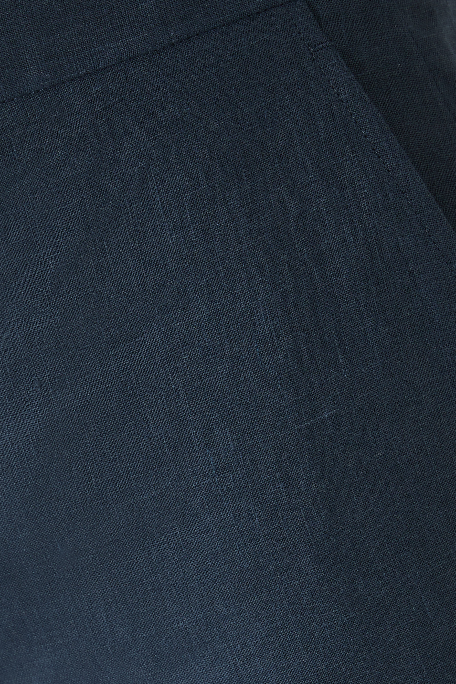 شورت بتصميم مسطح في الأمام