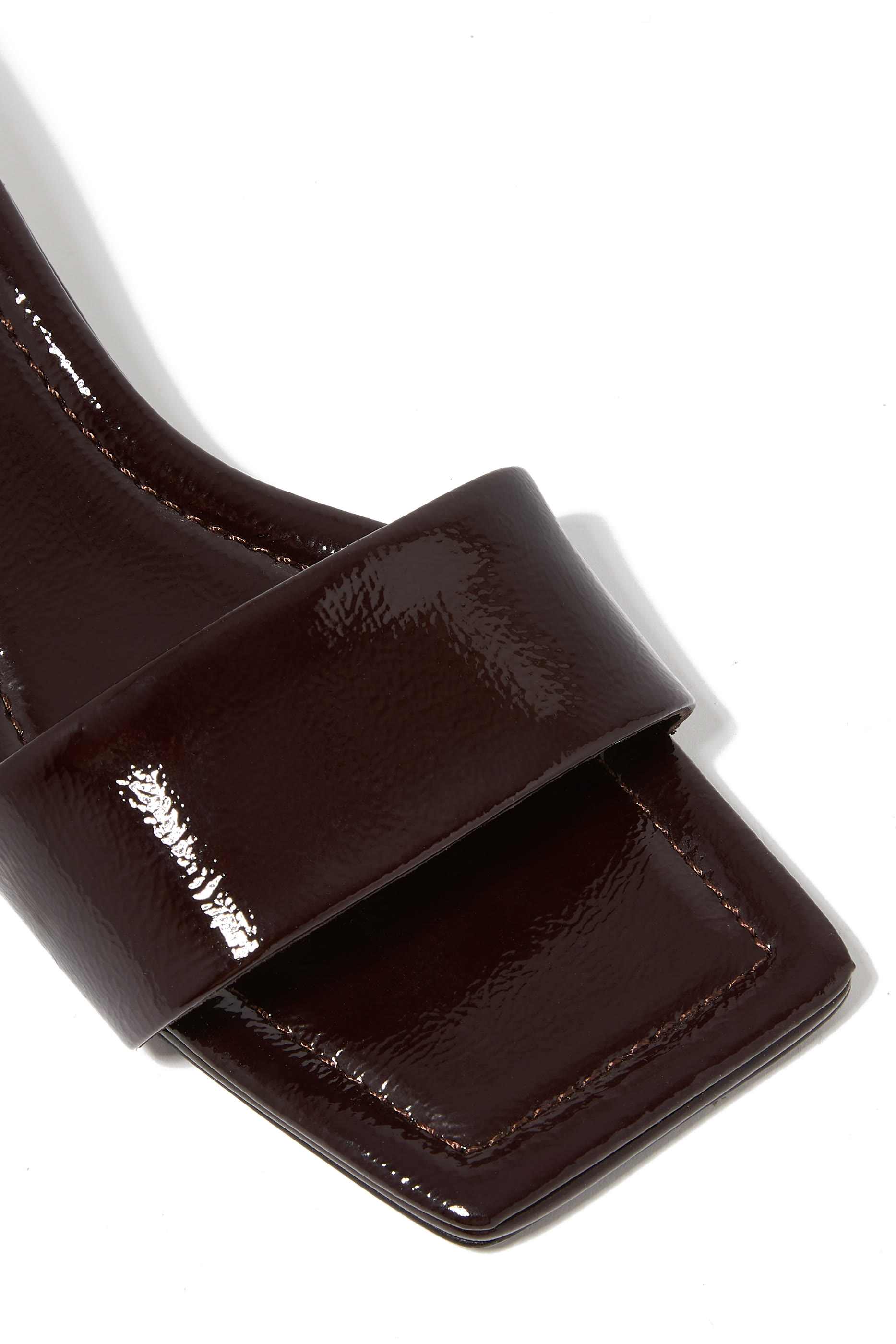 حذاء مفتوح من الخلف بكعب منخفض بورت 40 من الجلد اللامع