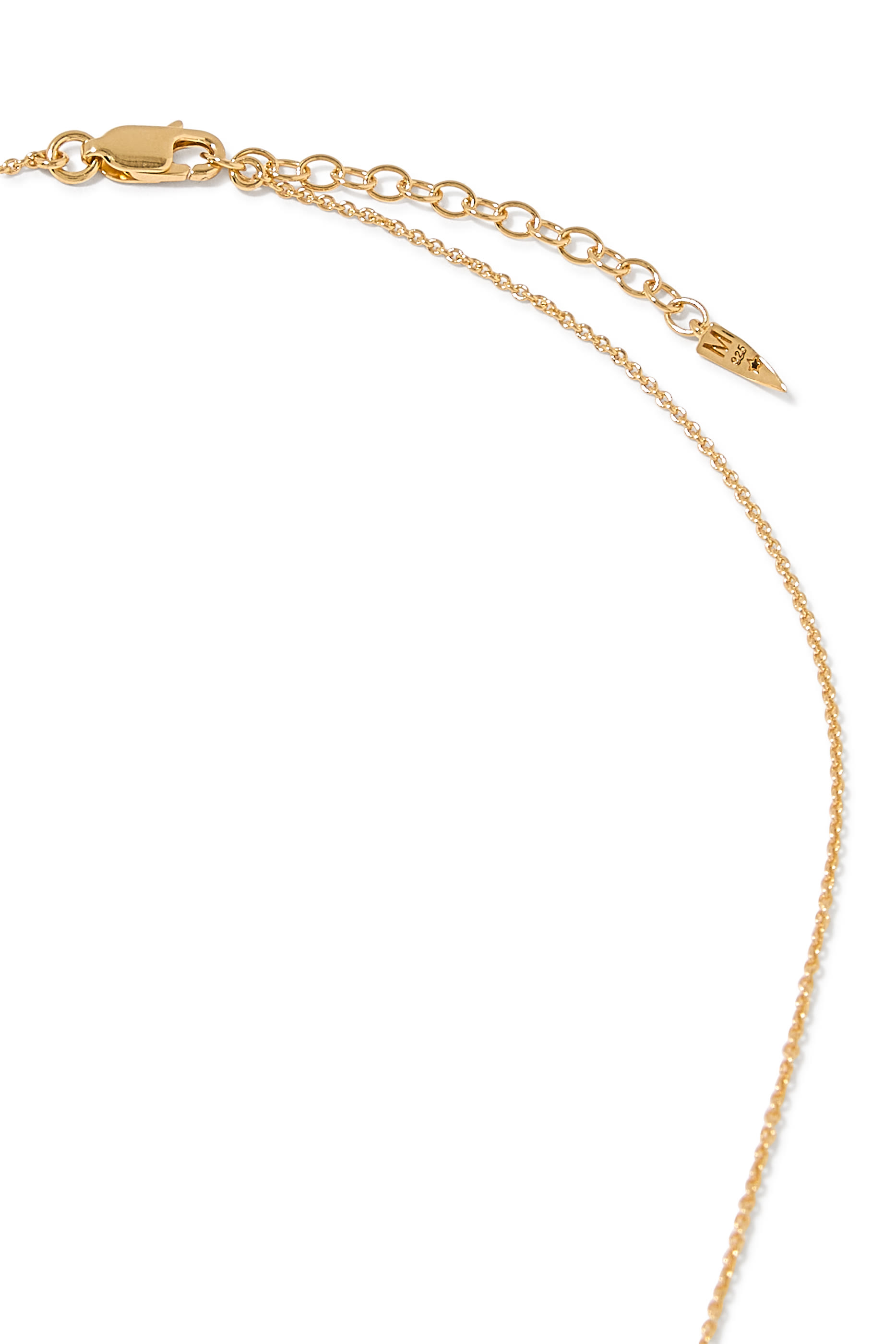 قلادة بدلاية على شكل حرف أف بتصميم متموج وحواف منصهرة، فضة معاد تدويرها وذهب فيرميه عيار 18 قيراط