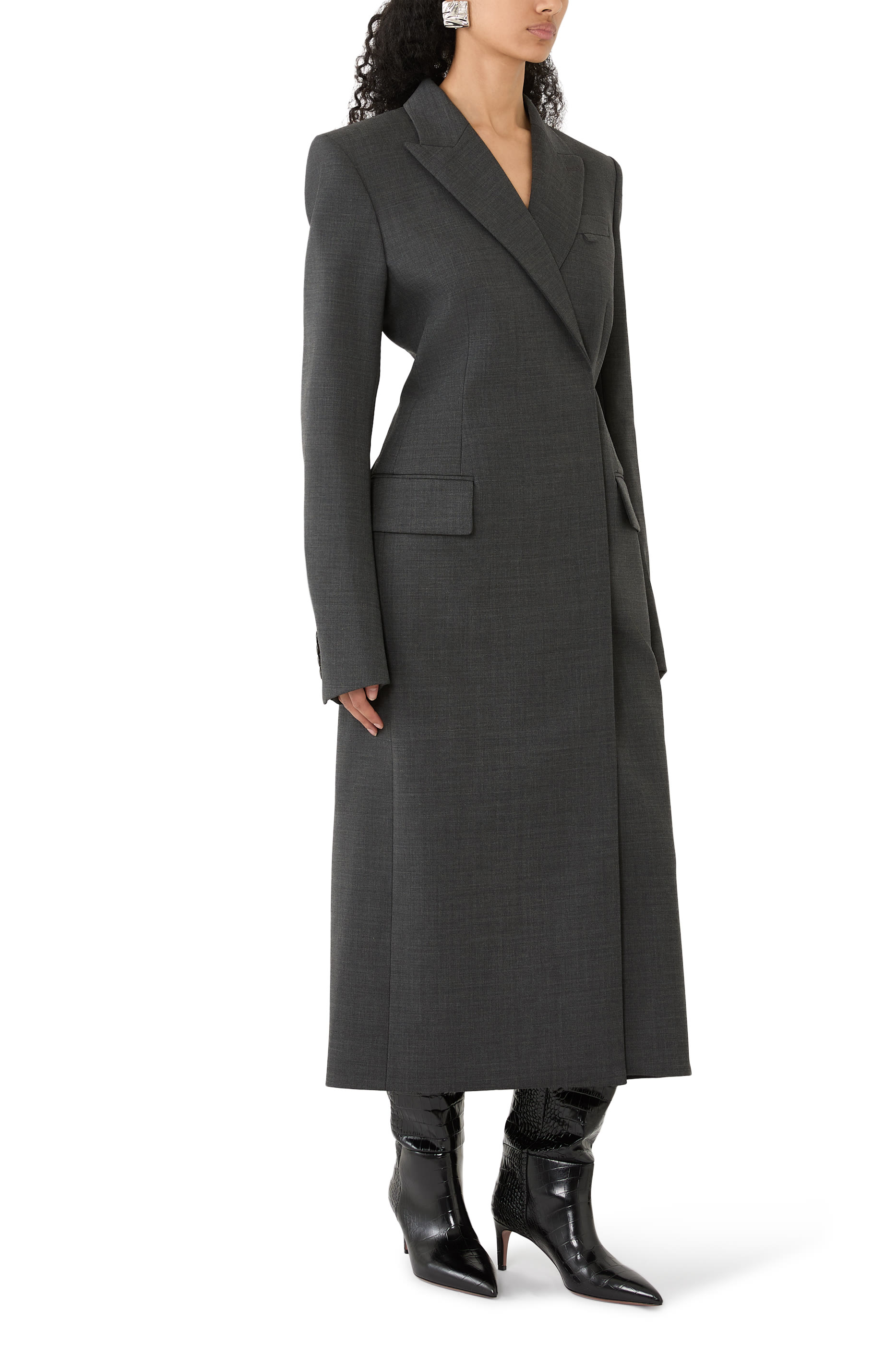 معطف بقصة ضيقة عند الخصر