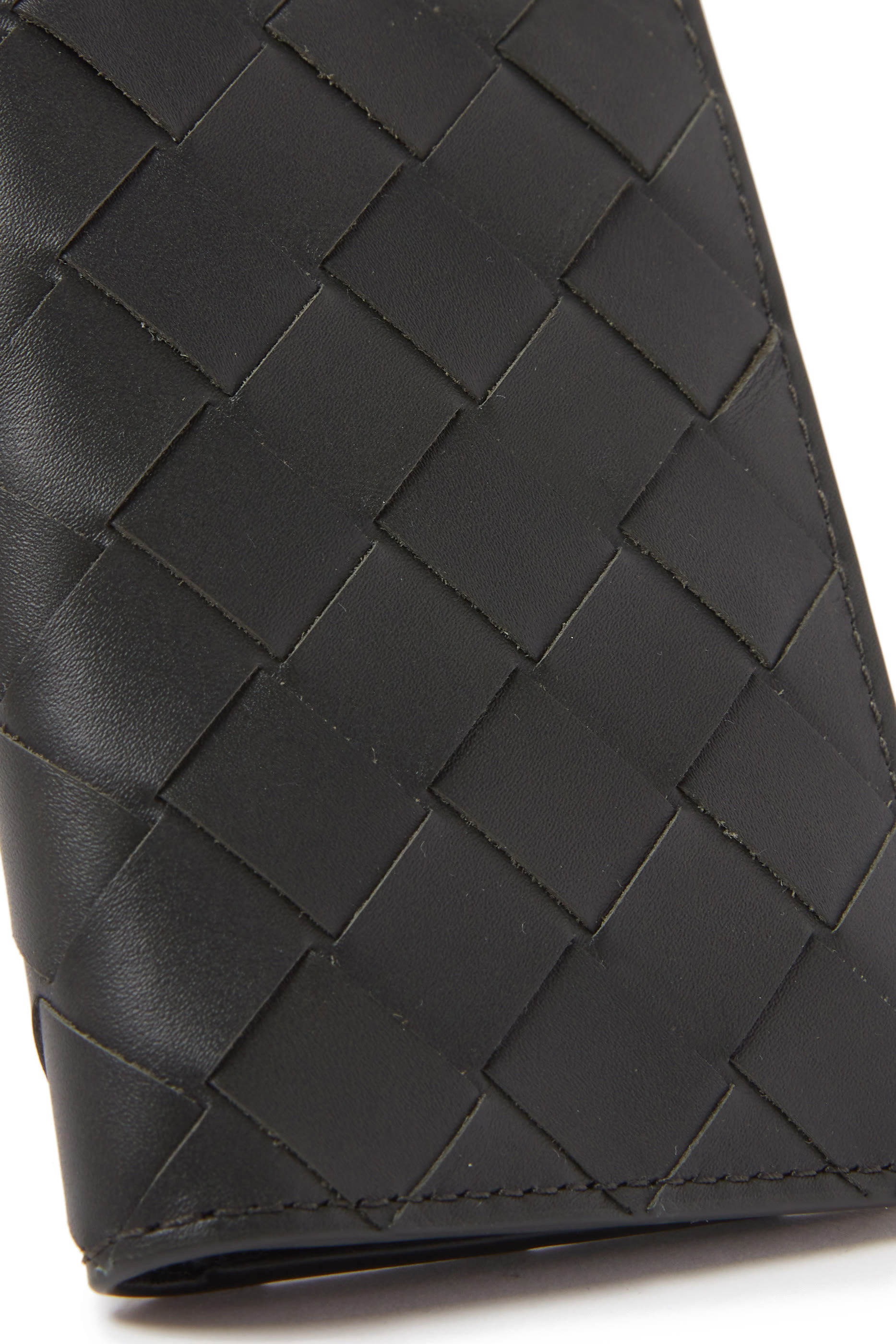 حافظة بطاقات ثنائية الطي بتصميم مجدول