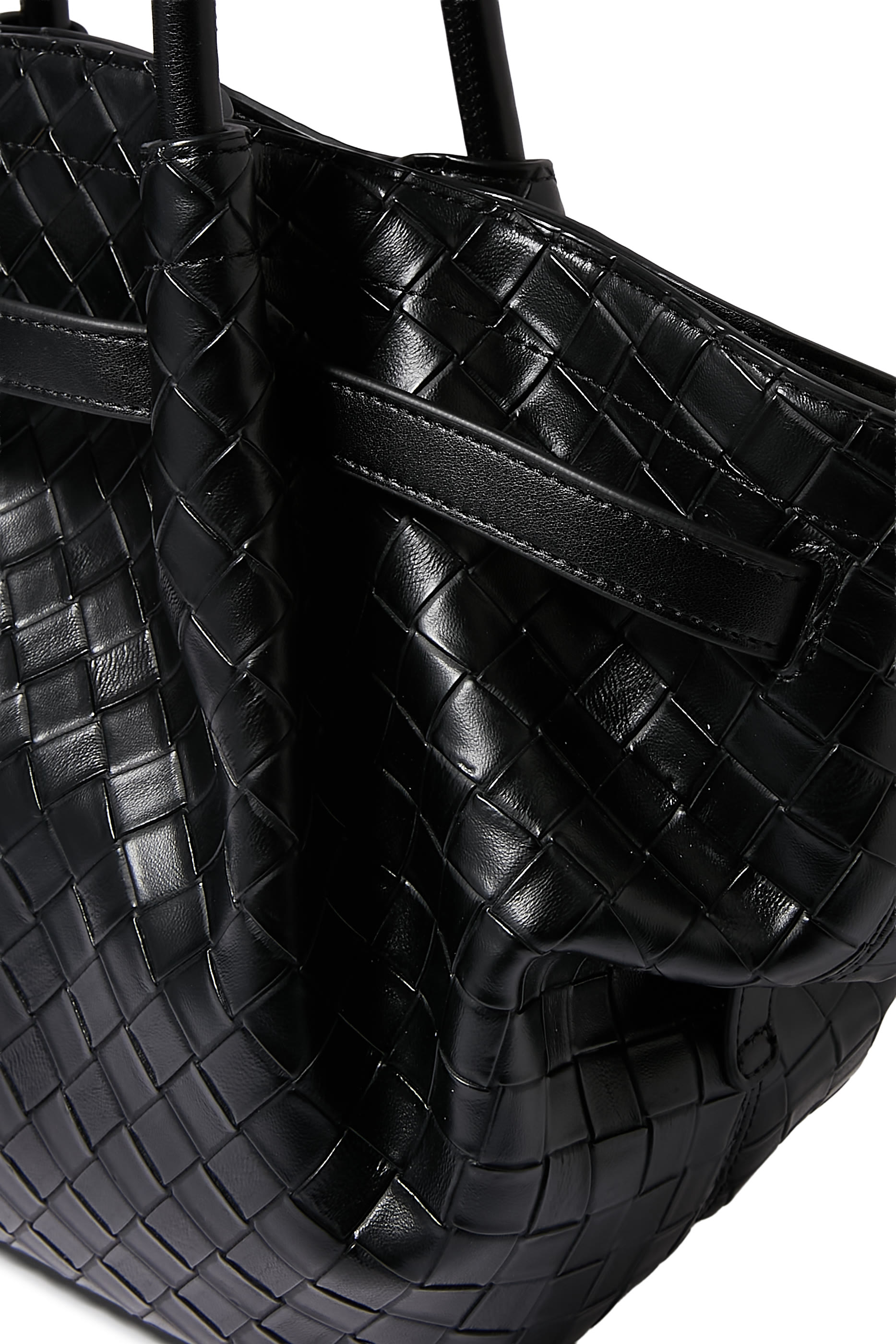 حقيبة يد هانا بتصميم متموج بارزة الملمس بيد علوية