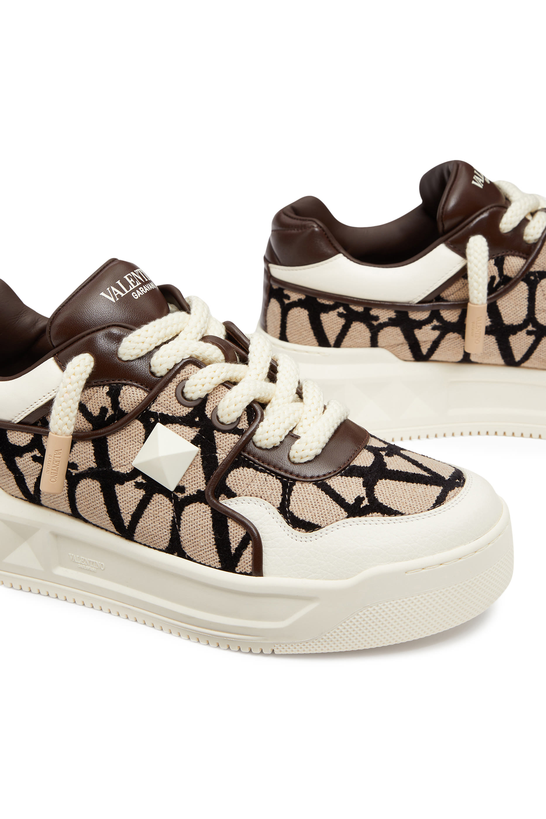 سنيكرز بكاحل منخفض بحلية كبيرة