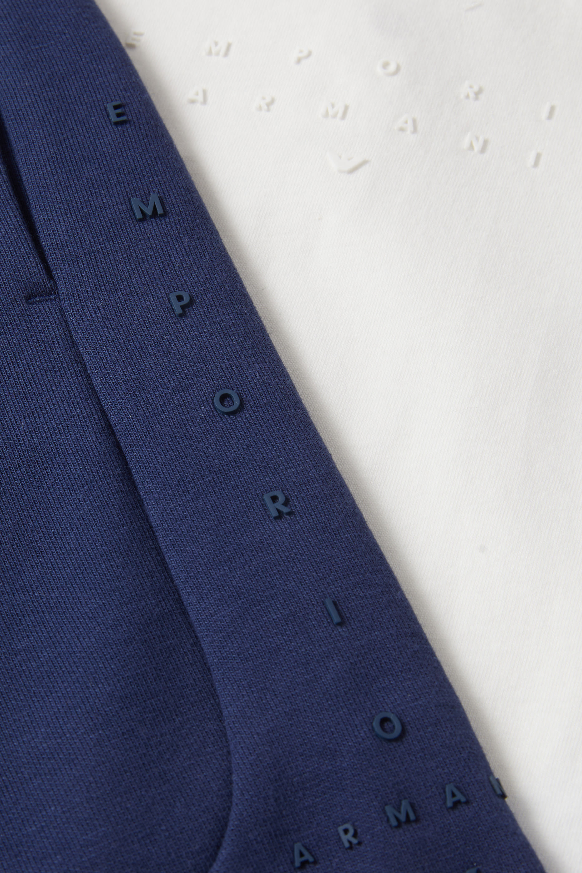 طقم تيشيرت وشورت بنقشة شعار الماركة بحجم صغير للأطفال