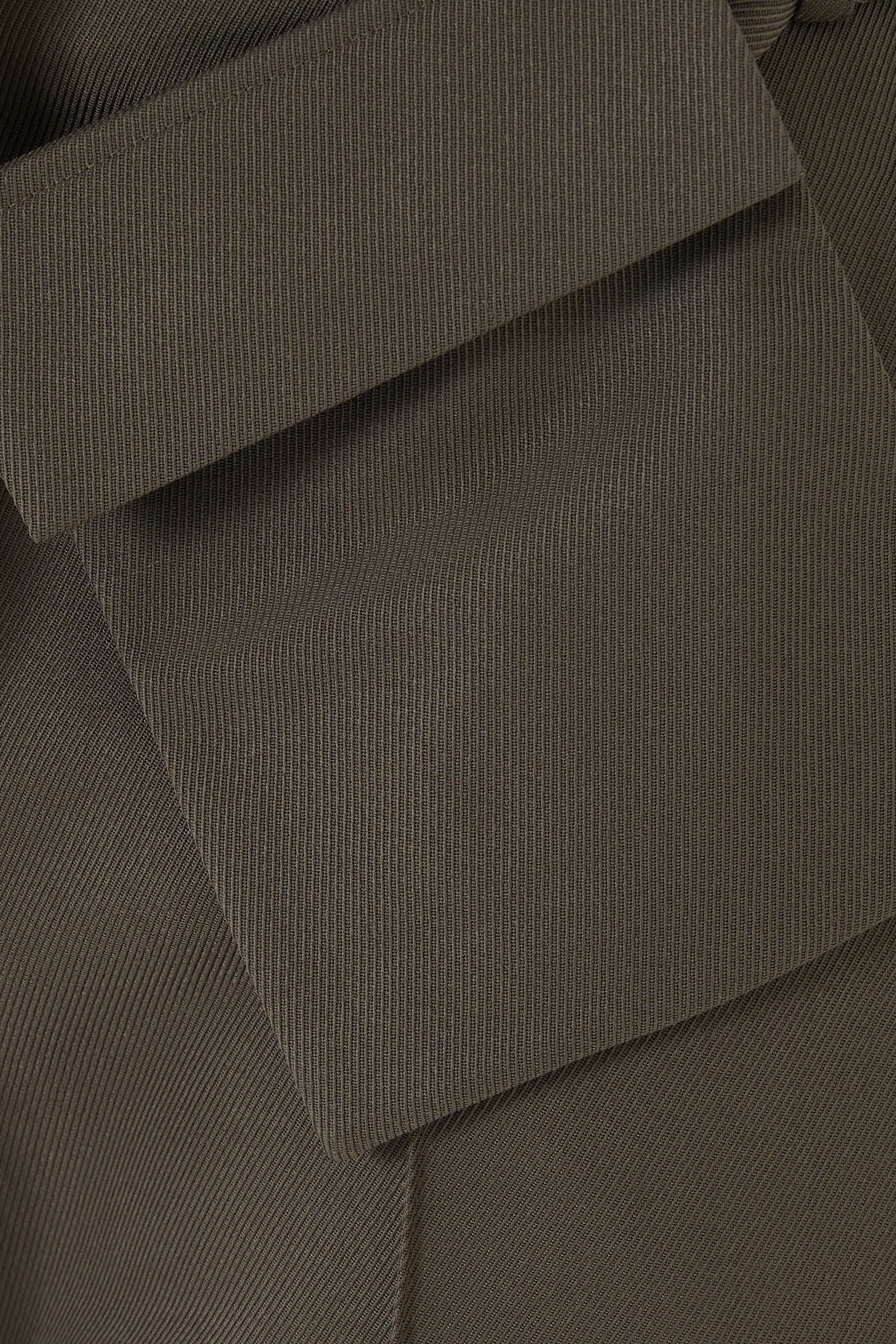 بنطال بتصميم عملي بجيوب