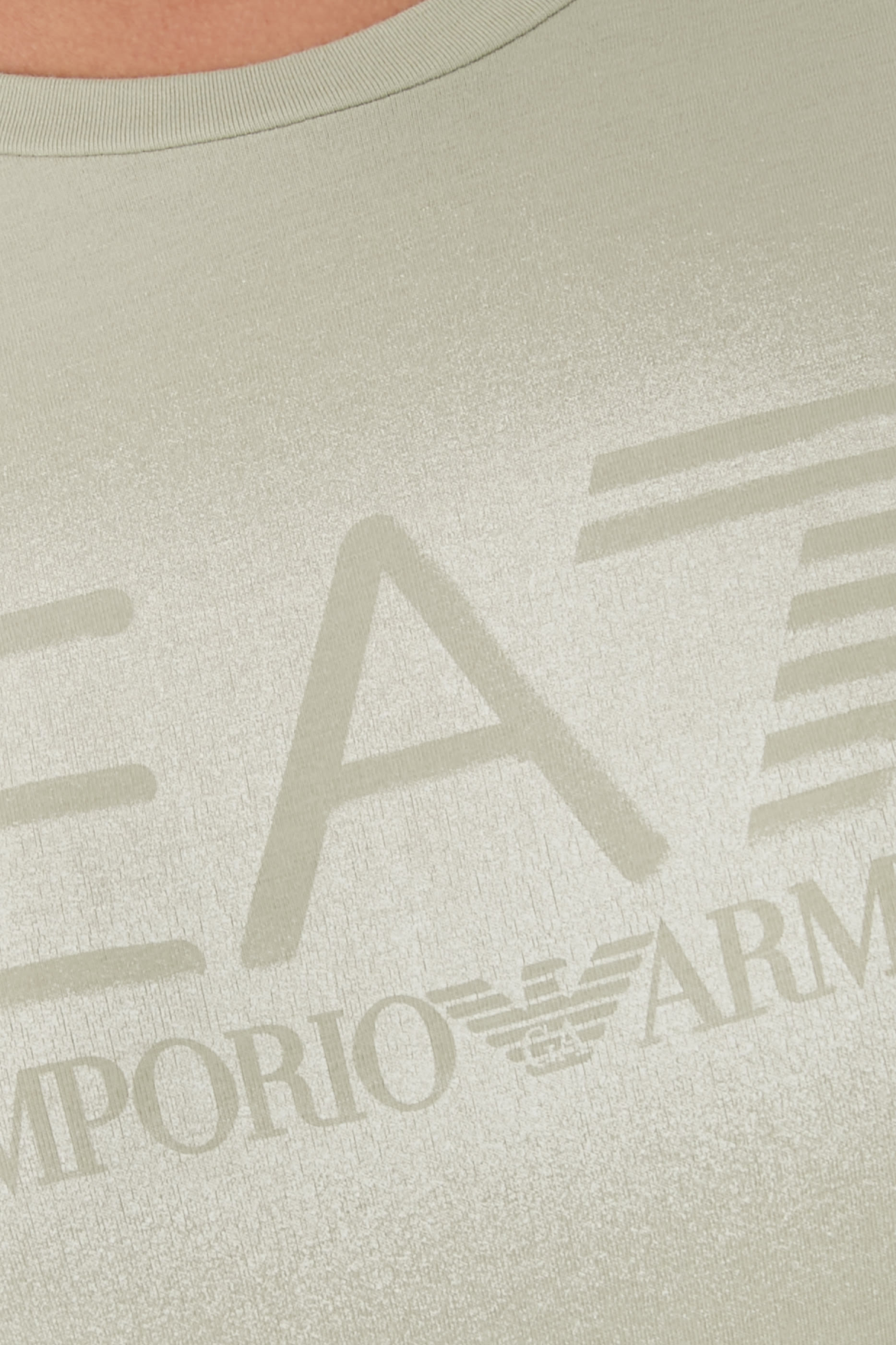 تيشيرت بنقشة شعار الماركة الغرافيكية اللامعة