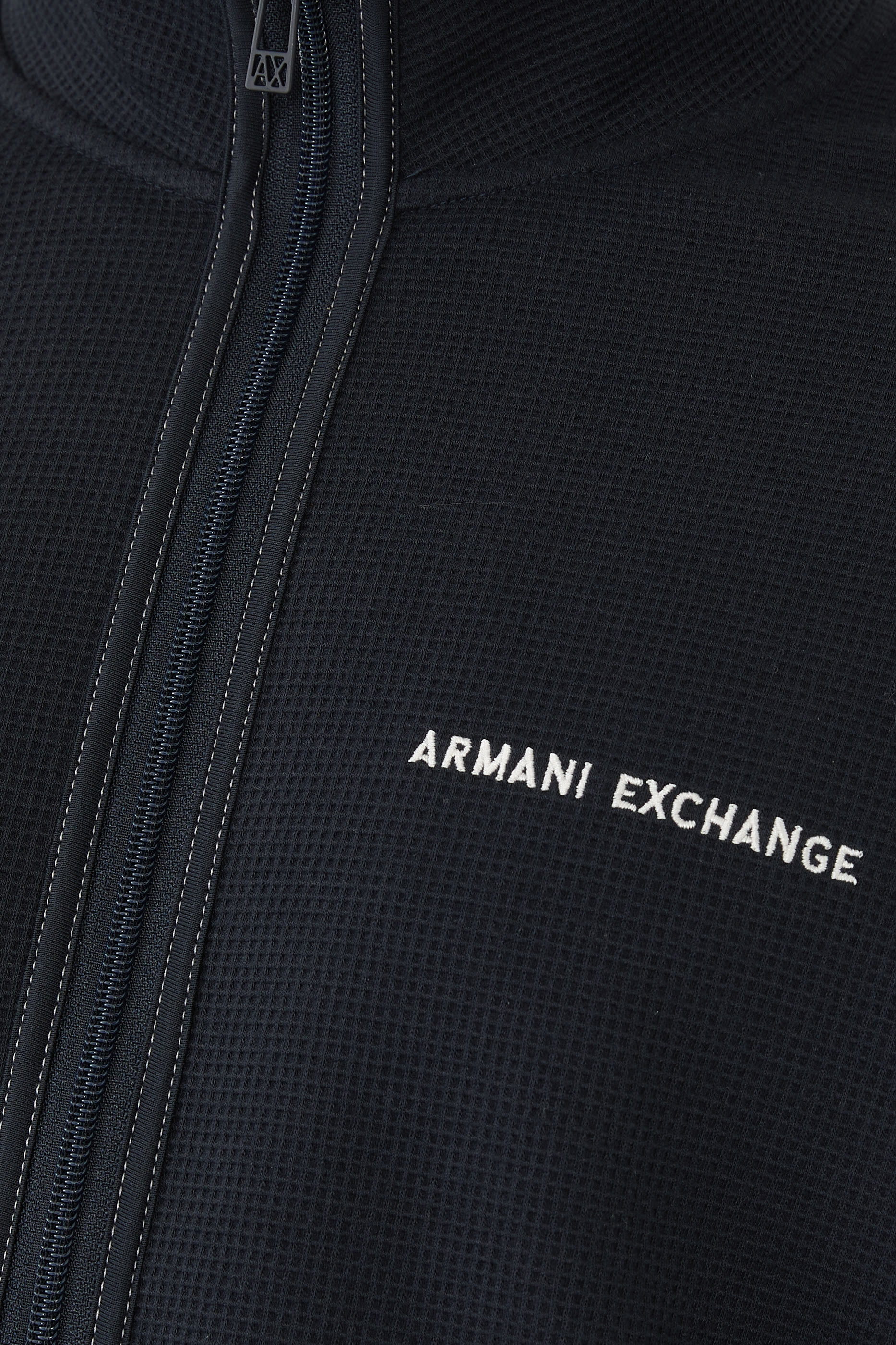 سويت شيرت بسحّاب وشعار حرفي الماركة 