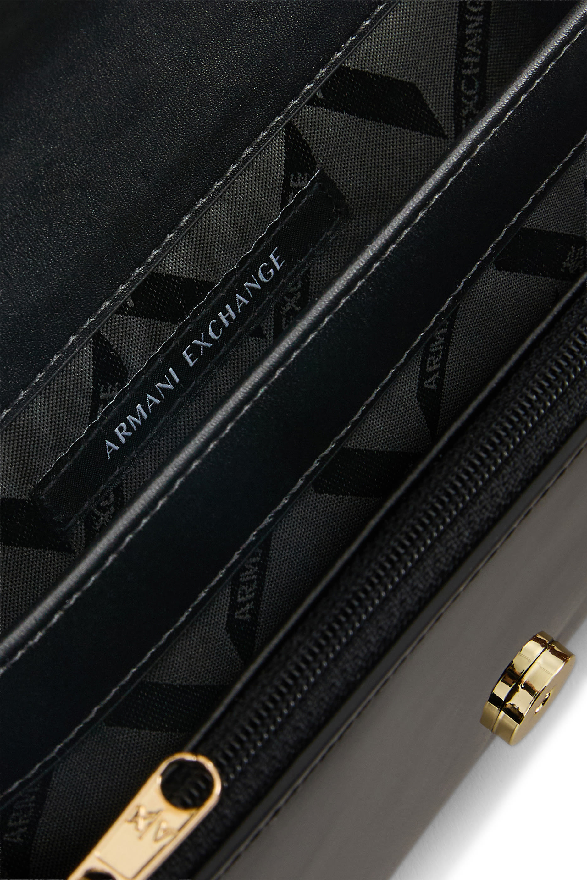 حقيبة ليز بتصميم محفظة بحمالة سلسلة