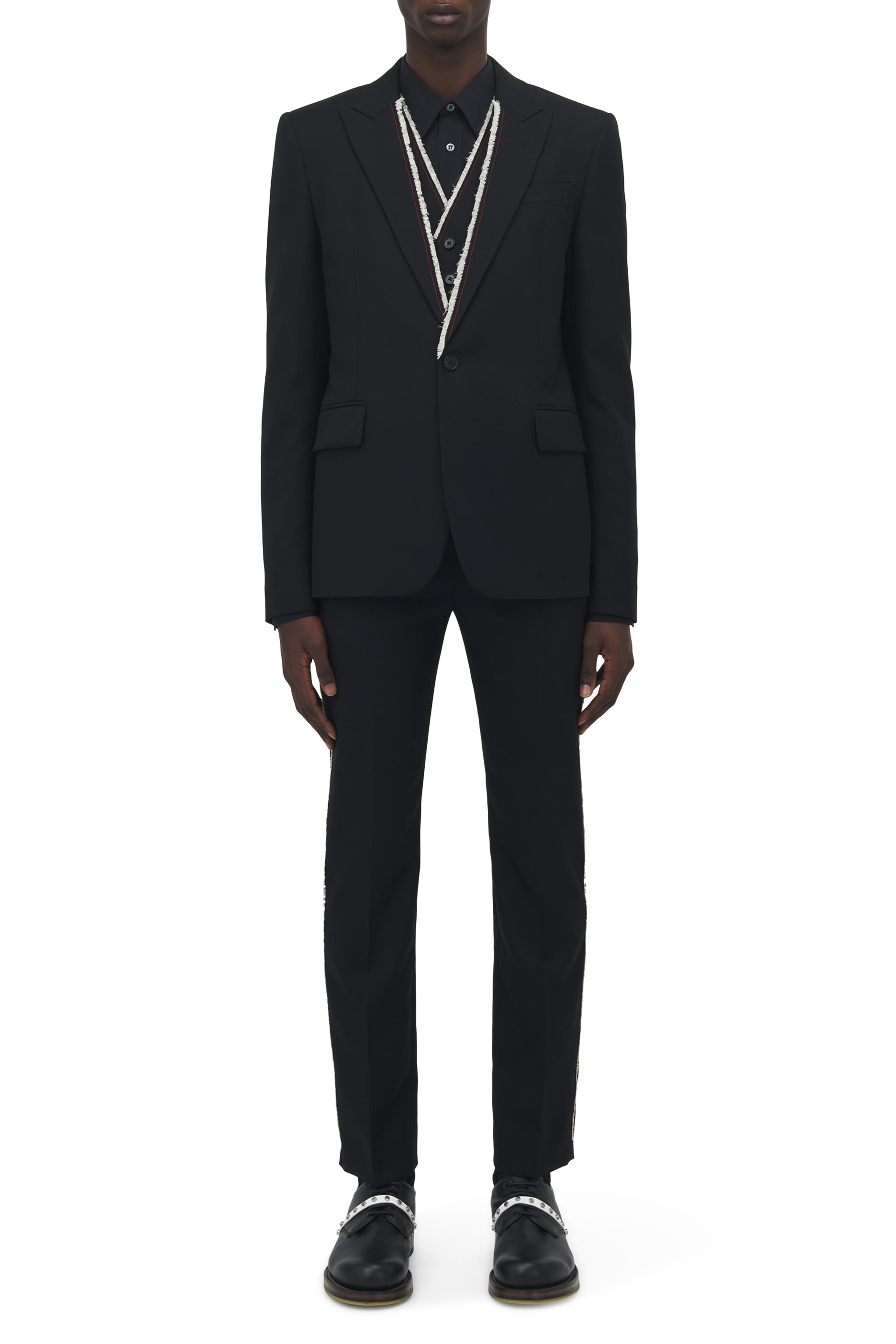 جاكيت بحواف غير محاكة