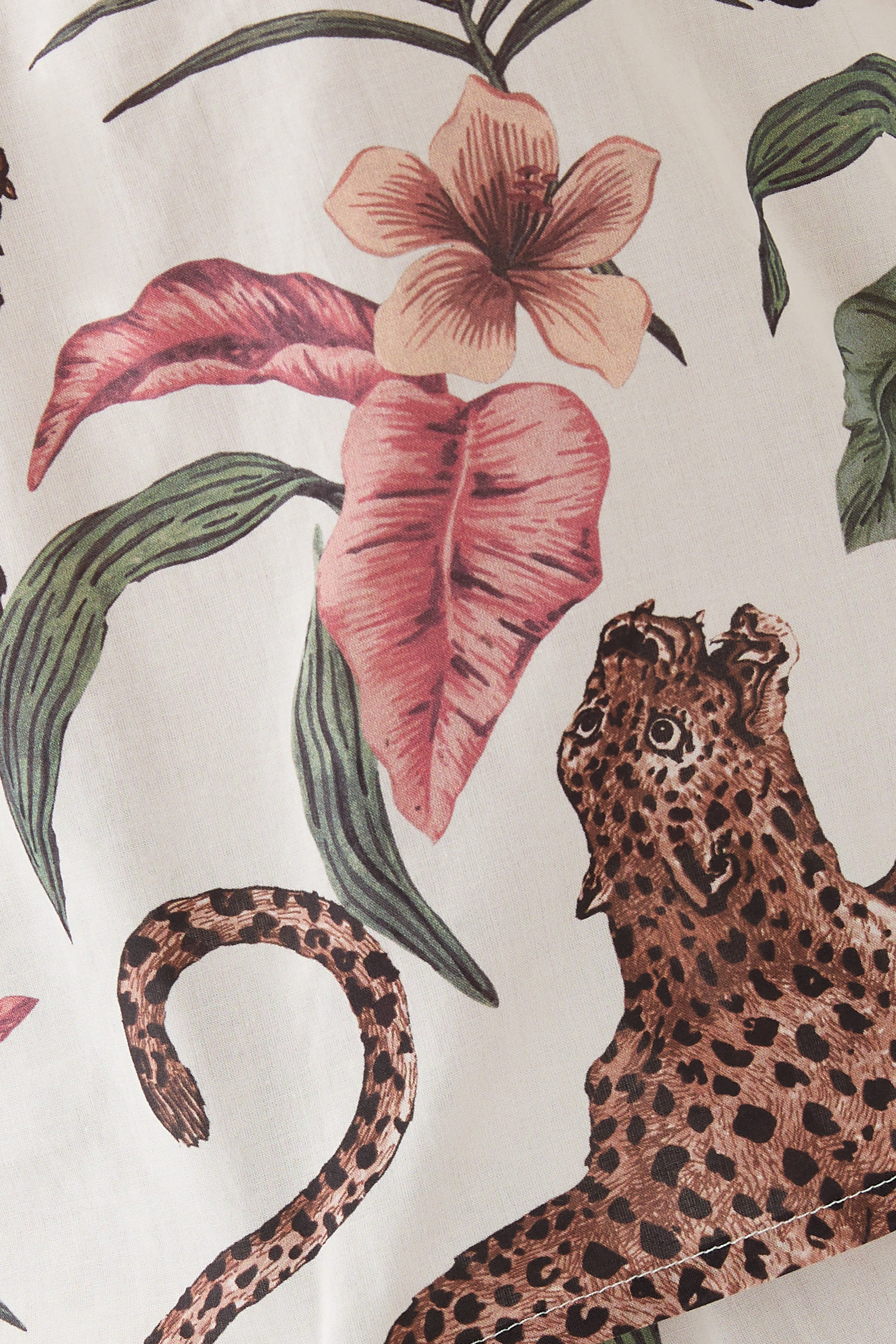 طقم بلوزة كاميسول بنقشة جلد النمر وبنطال بقصة ساق واسعة 