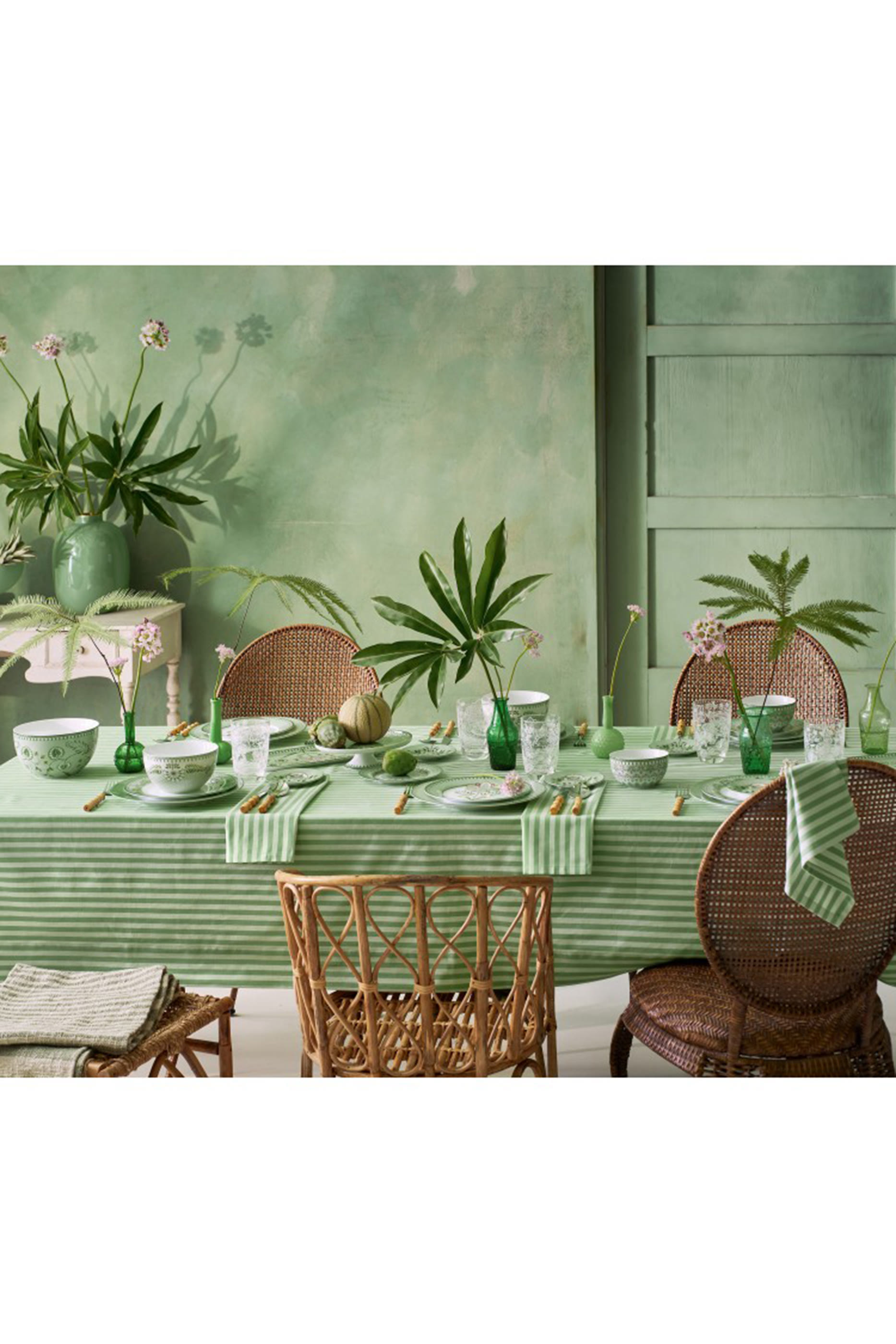 طقم إفطار بنقشة ليلي اند لوتس